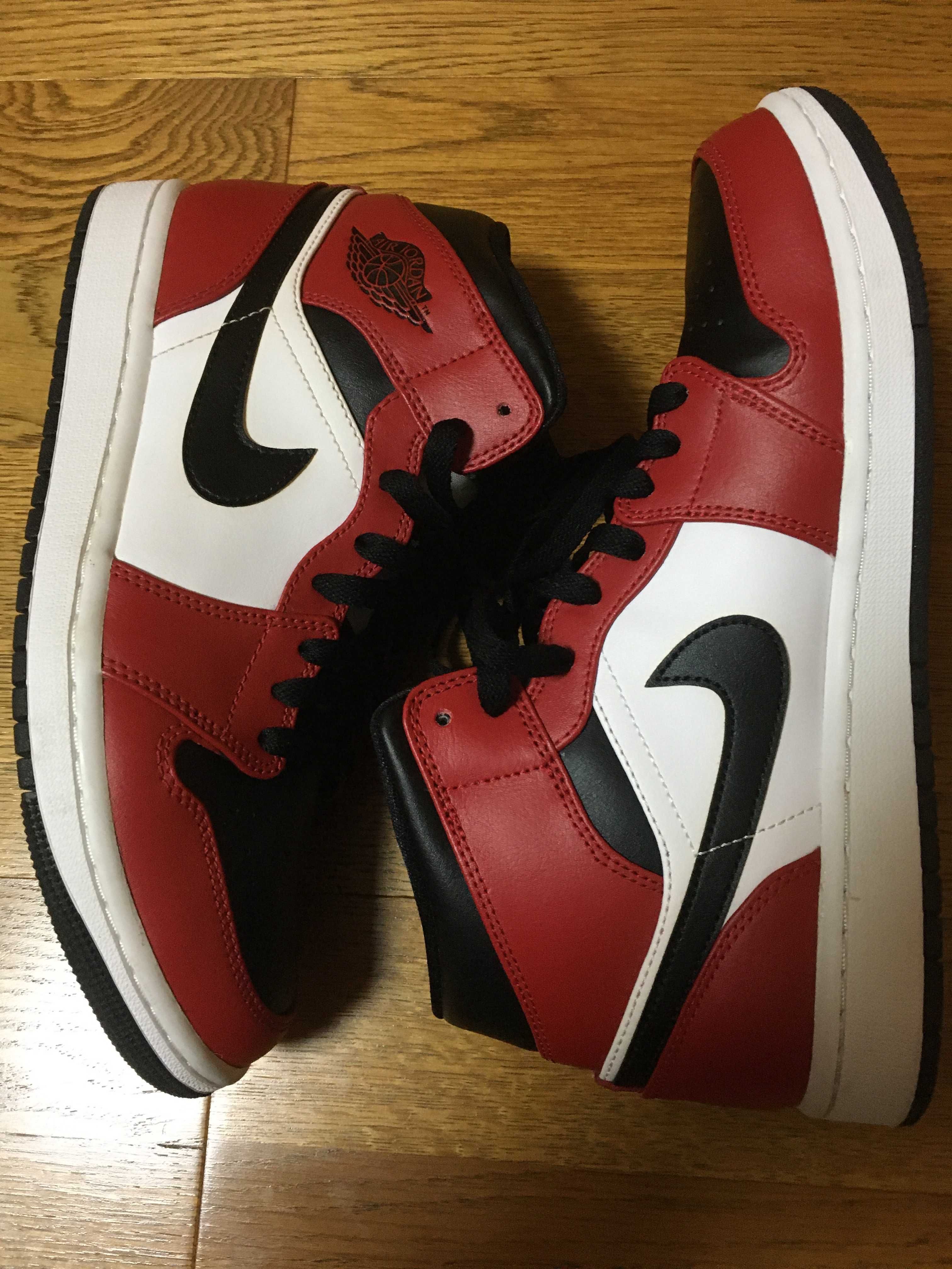 Nike Air Jordan 1 Mid "Chicago Black Toe"