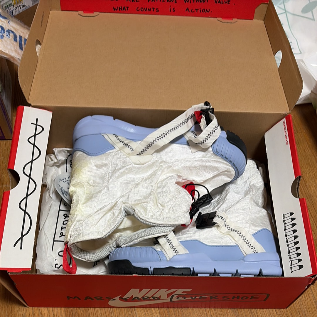 TOM SACHS × NIKE MARSYARD OVERSHOE "WHITE/LIGHT BLUE"