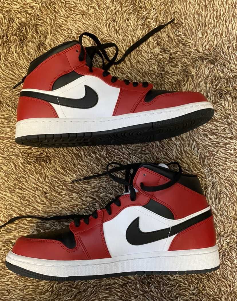 Nike Air Jordan 1 Mid "Chicago Black Toe"
