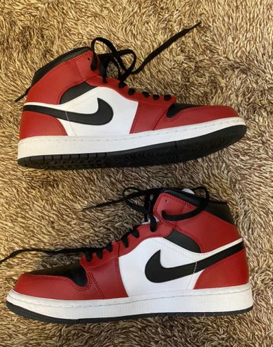 Nike Air Jordan 1 Mid "Chicago Black Toe"