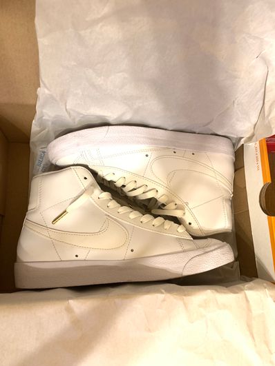 Nike Women's Blazer "White Pendants"