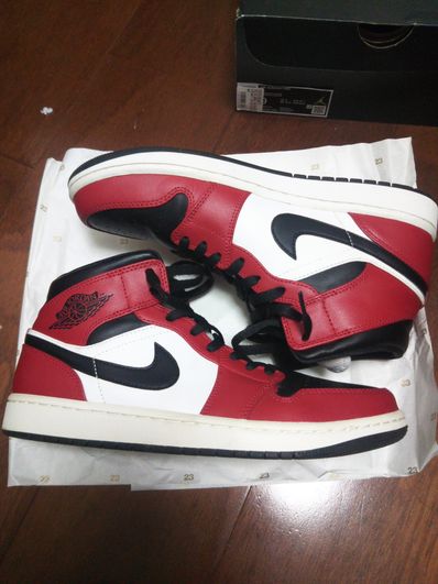Nike Air Jordan 1 Mid "Chicago Black Toe"
