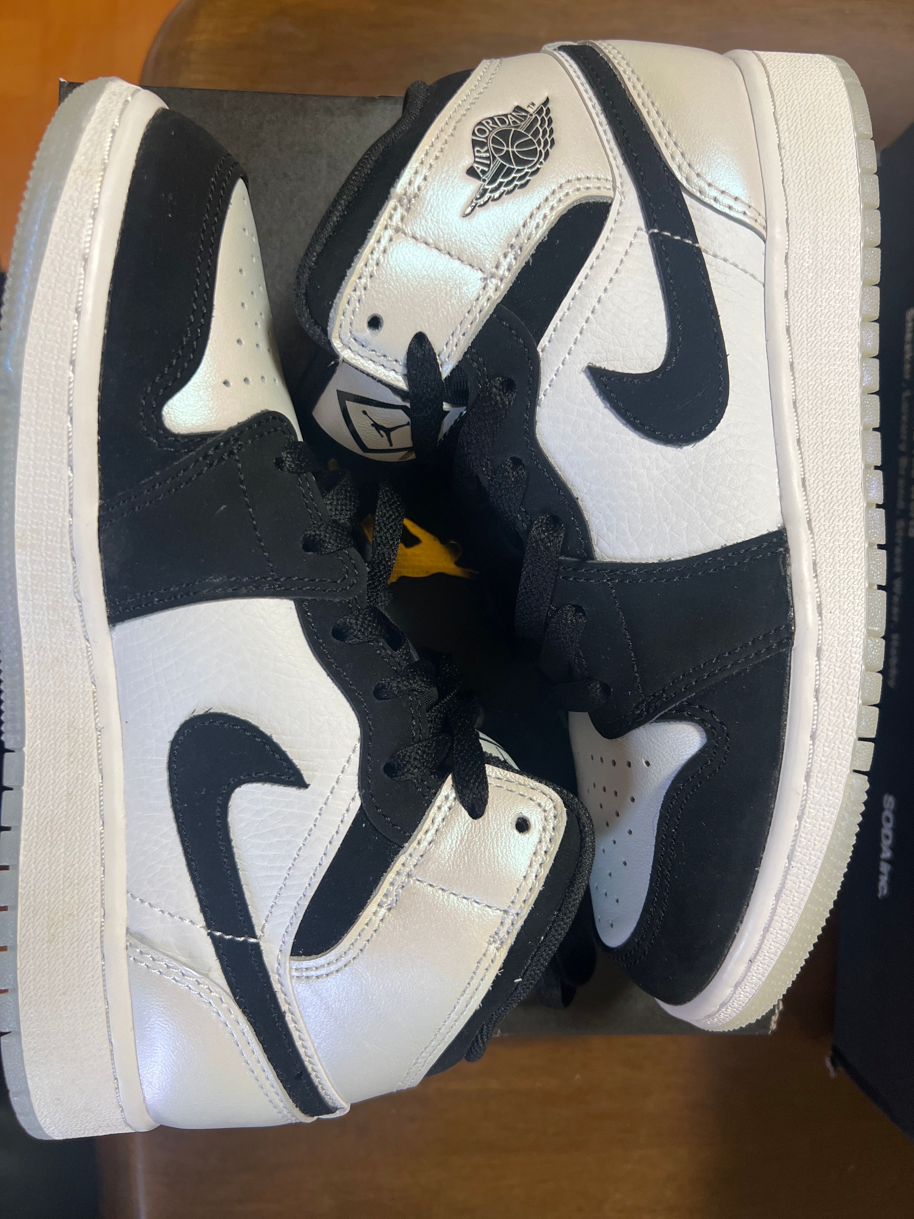 Nike GS Air Jordan 1 Mid "Omega/Black/White"