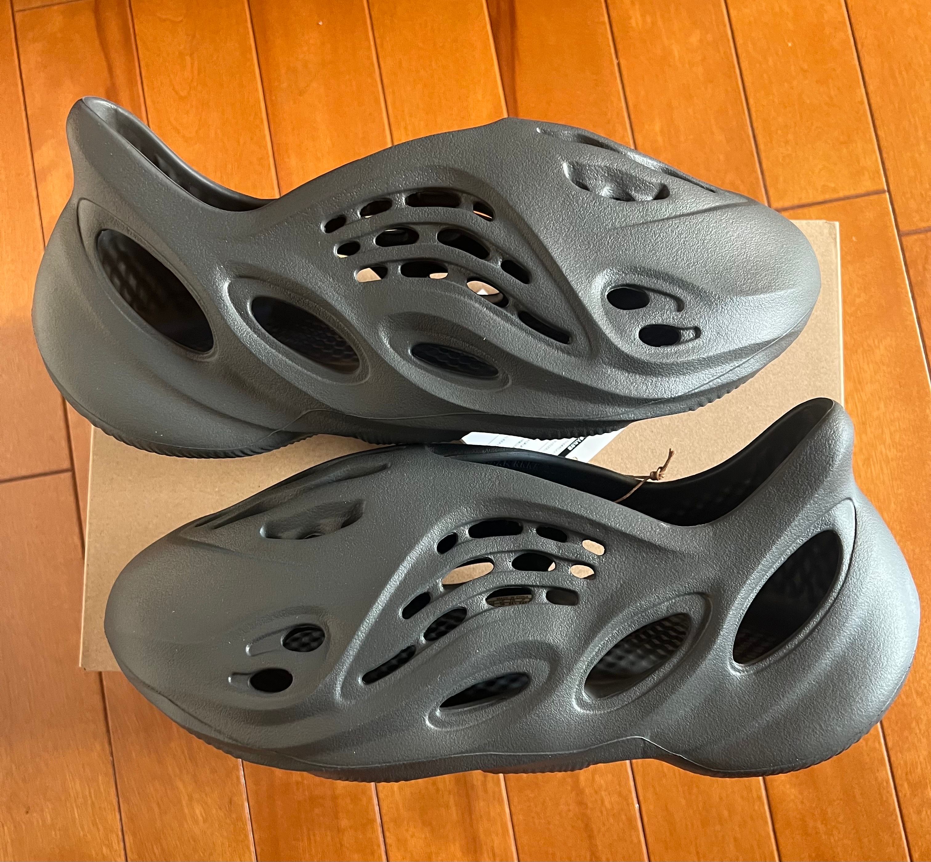 adidas YEEZY Foam Runner "Carbon"