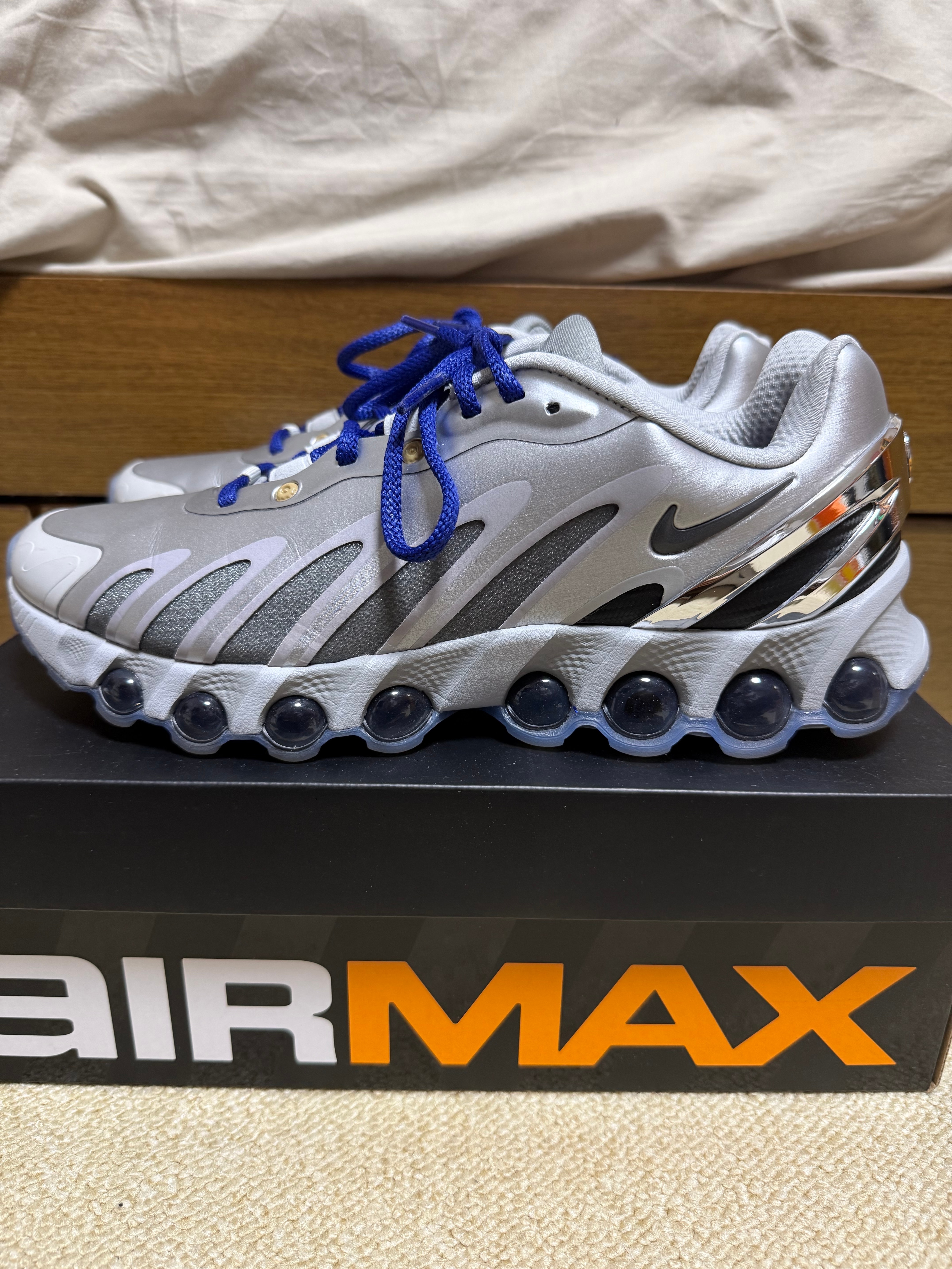 ビクタービクターワールドワイド × ナイキ エアマックスDN8 "トーキョー/メタリックシルバー"