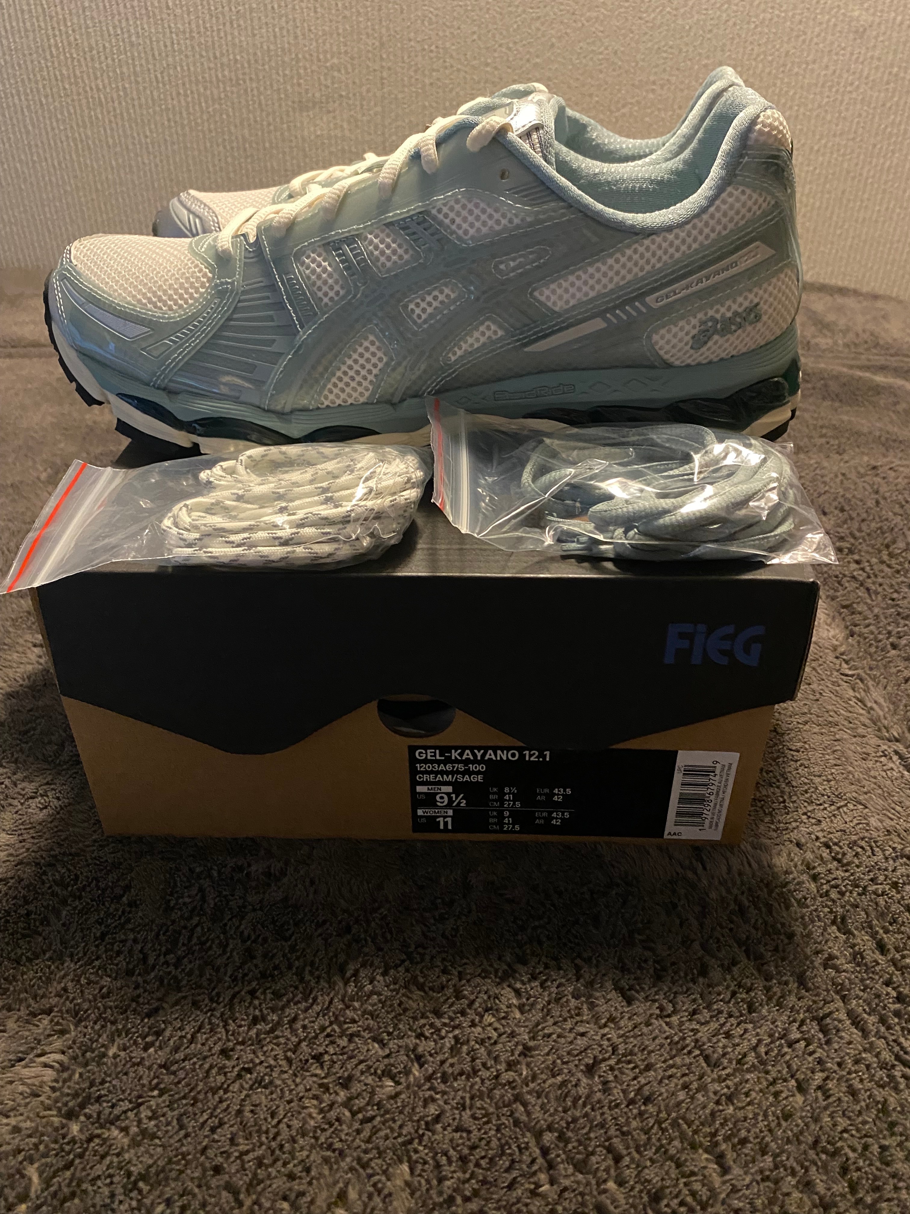 キス ロニーファイグ × アシックス ゲルカヤノ12.1 "クリーム/セージ"