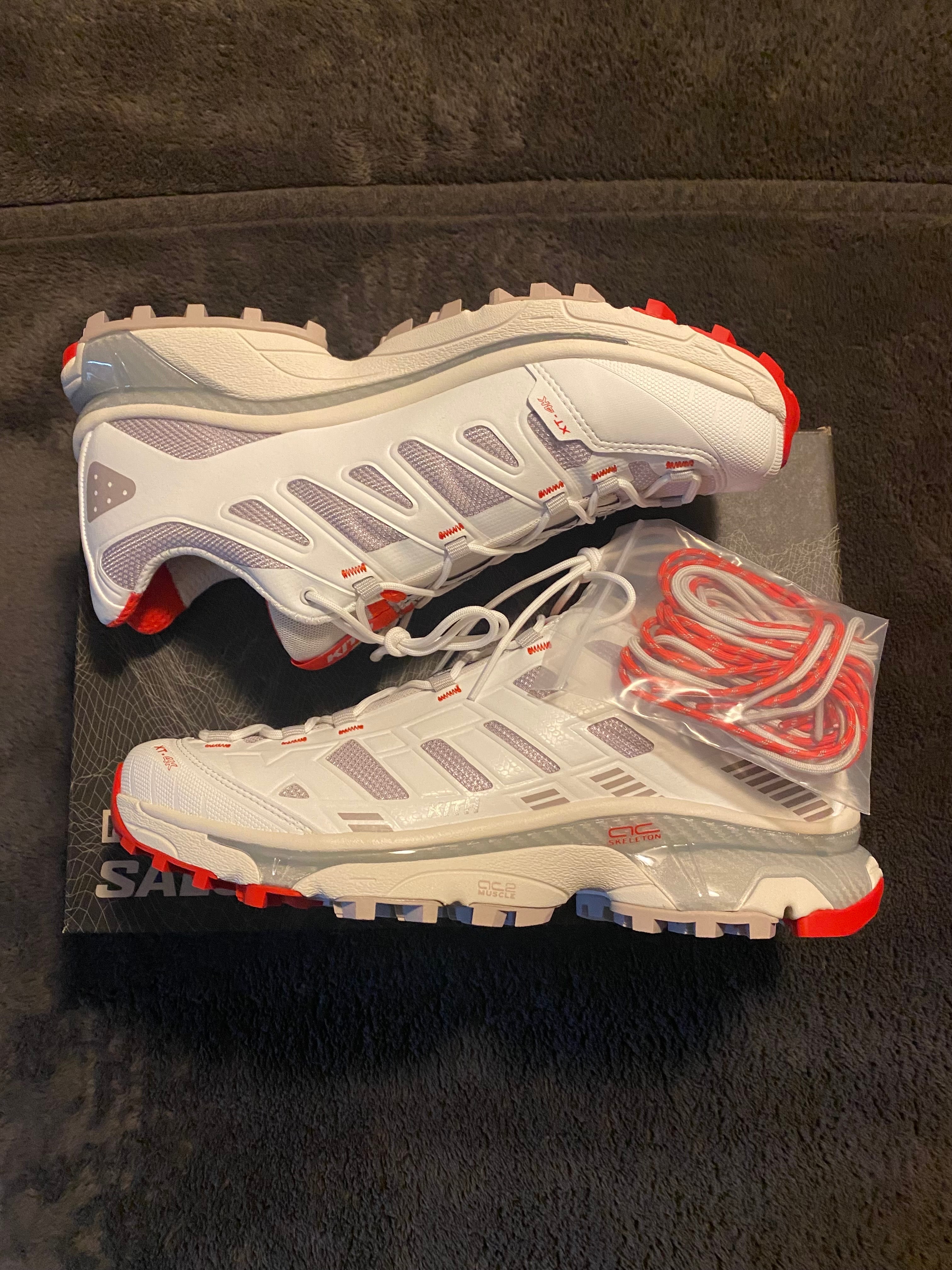 キス × サロモン XT-4K "ブライトホワイト/アッシュズオブローゼス/ファイアリーレッド"