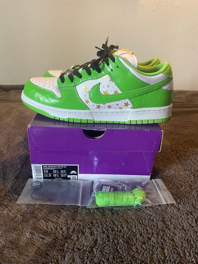 Supreme × Nike SB Dunk Low OG QS Gold Stars "White/Mean Green"