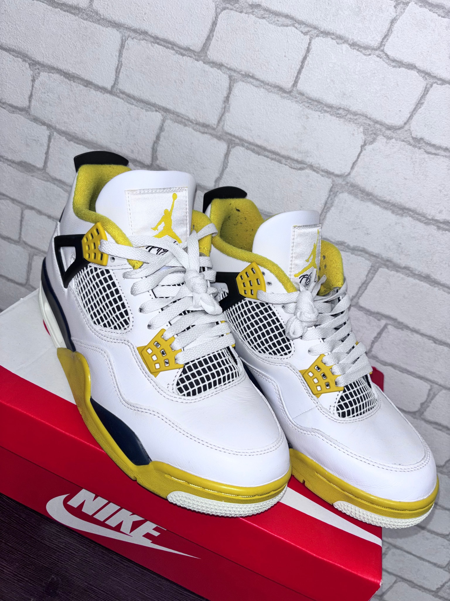 Nike Women's Air Jordan 4 Retro "Vivid Sulfur"