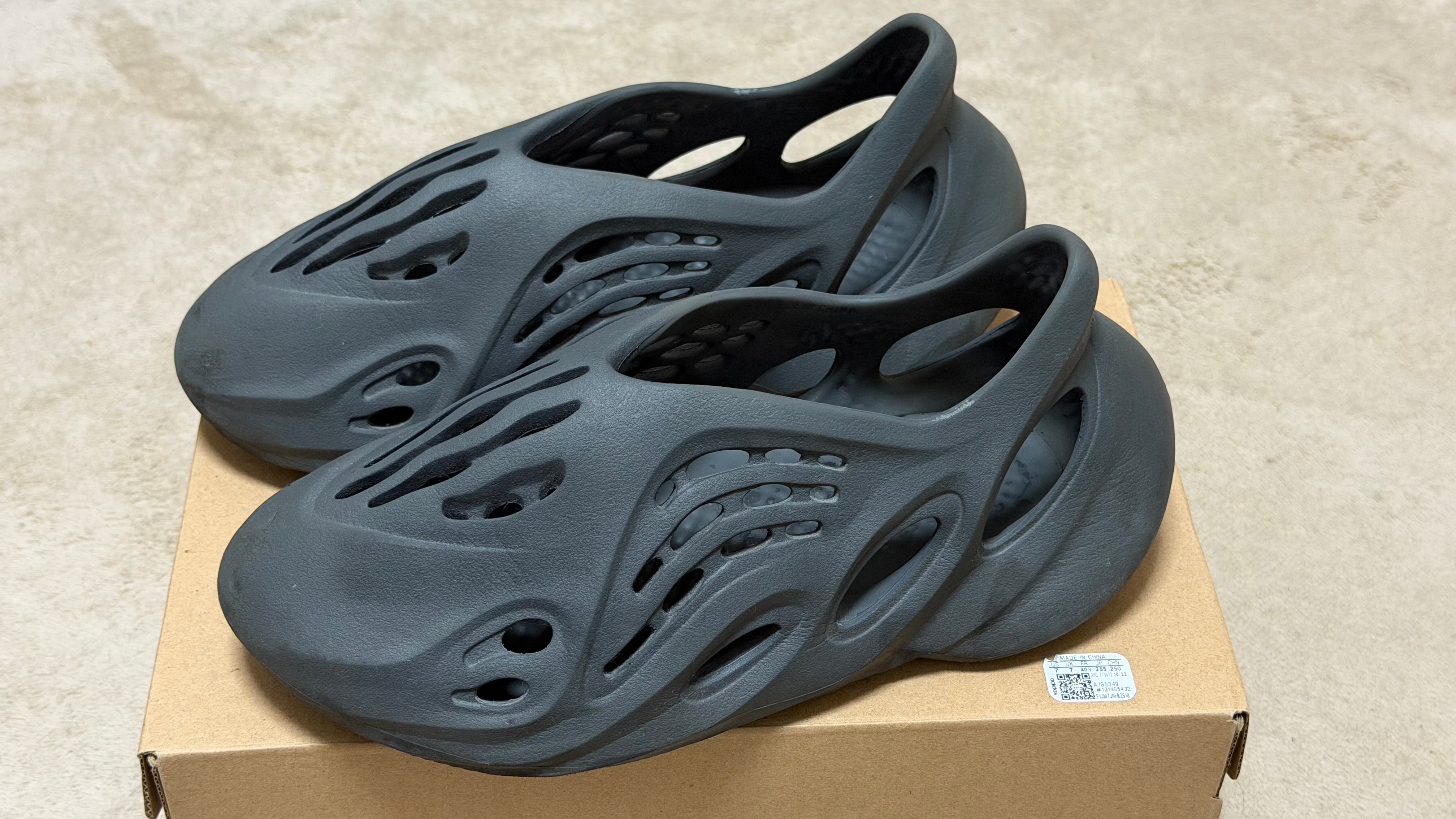 adidas YEEZY Foam Runner "Carbon"