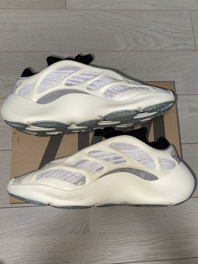 adidas YEEZY 700 V3
