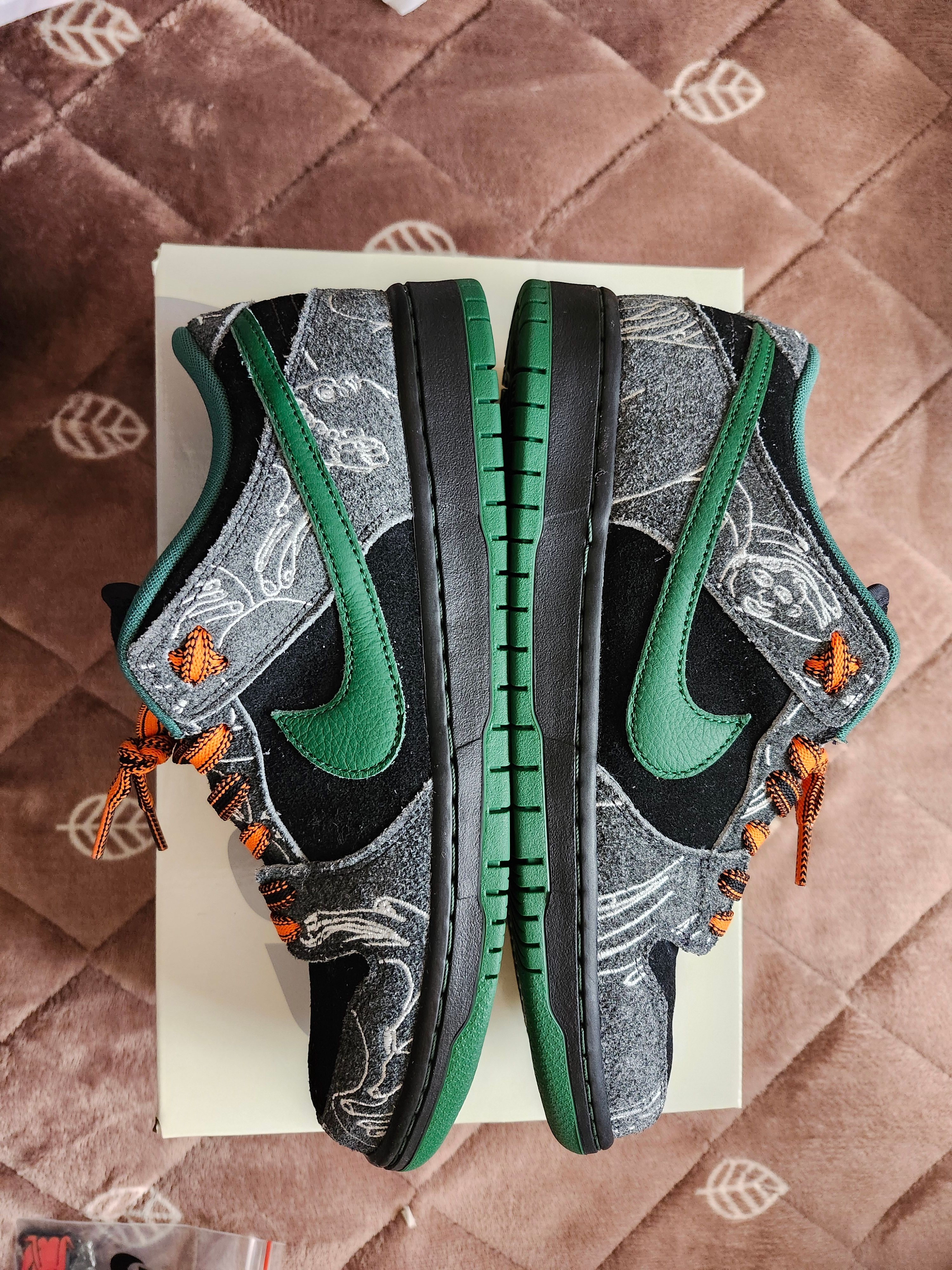 There Skateboards × Nike SB Dunk Low Pro "Anthracite and Gorge Green"