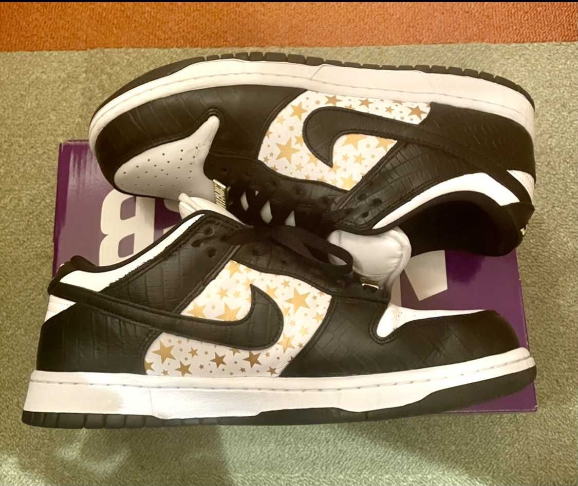 Supreme × Nike SB Dunk Low OG QS Gold Stars "White/Black"