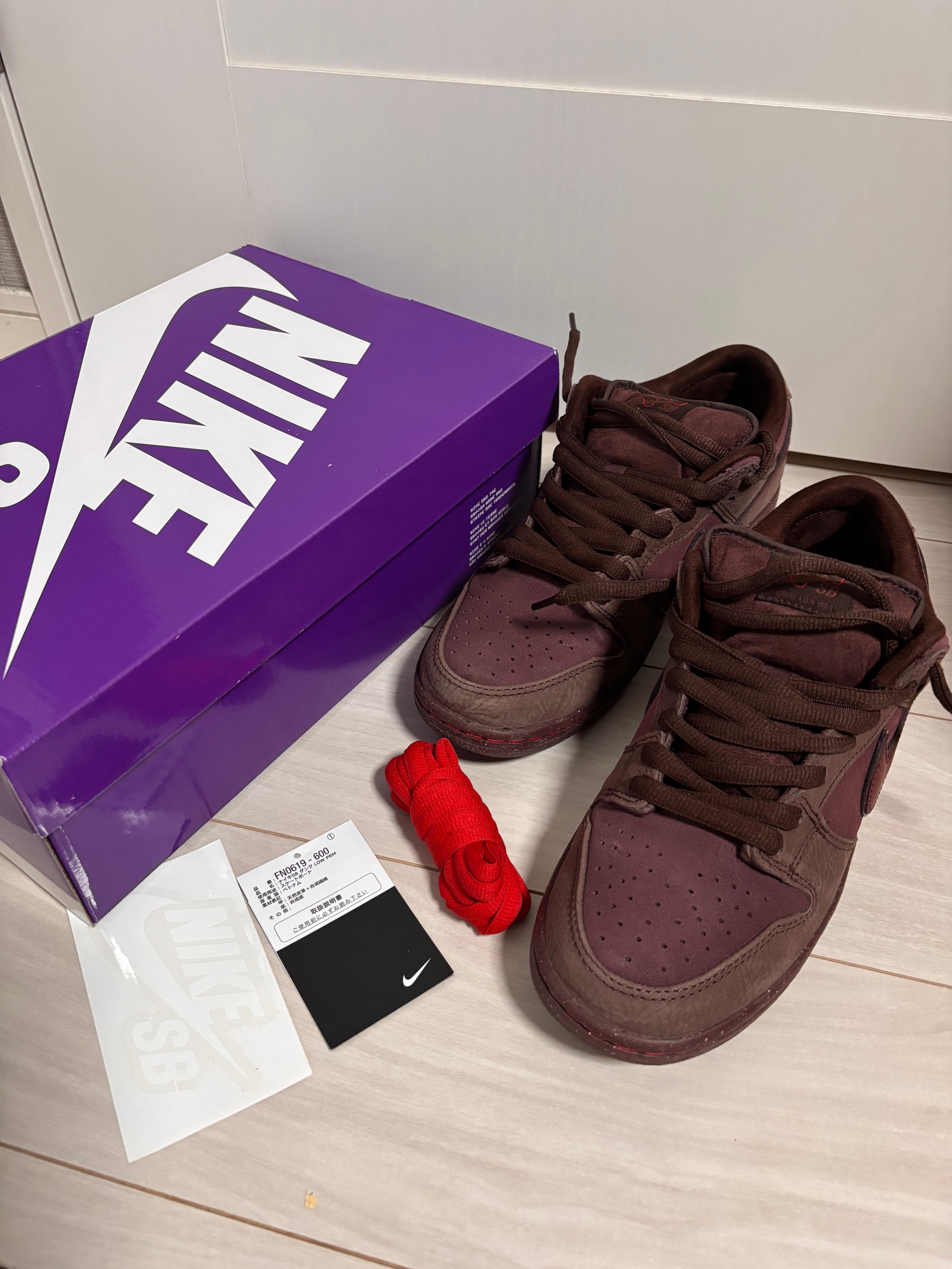 ナイキ SB ダンク ロー PRM シティ オブ ラブ "バーガンディ"