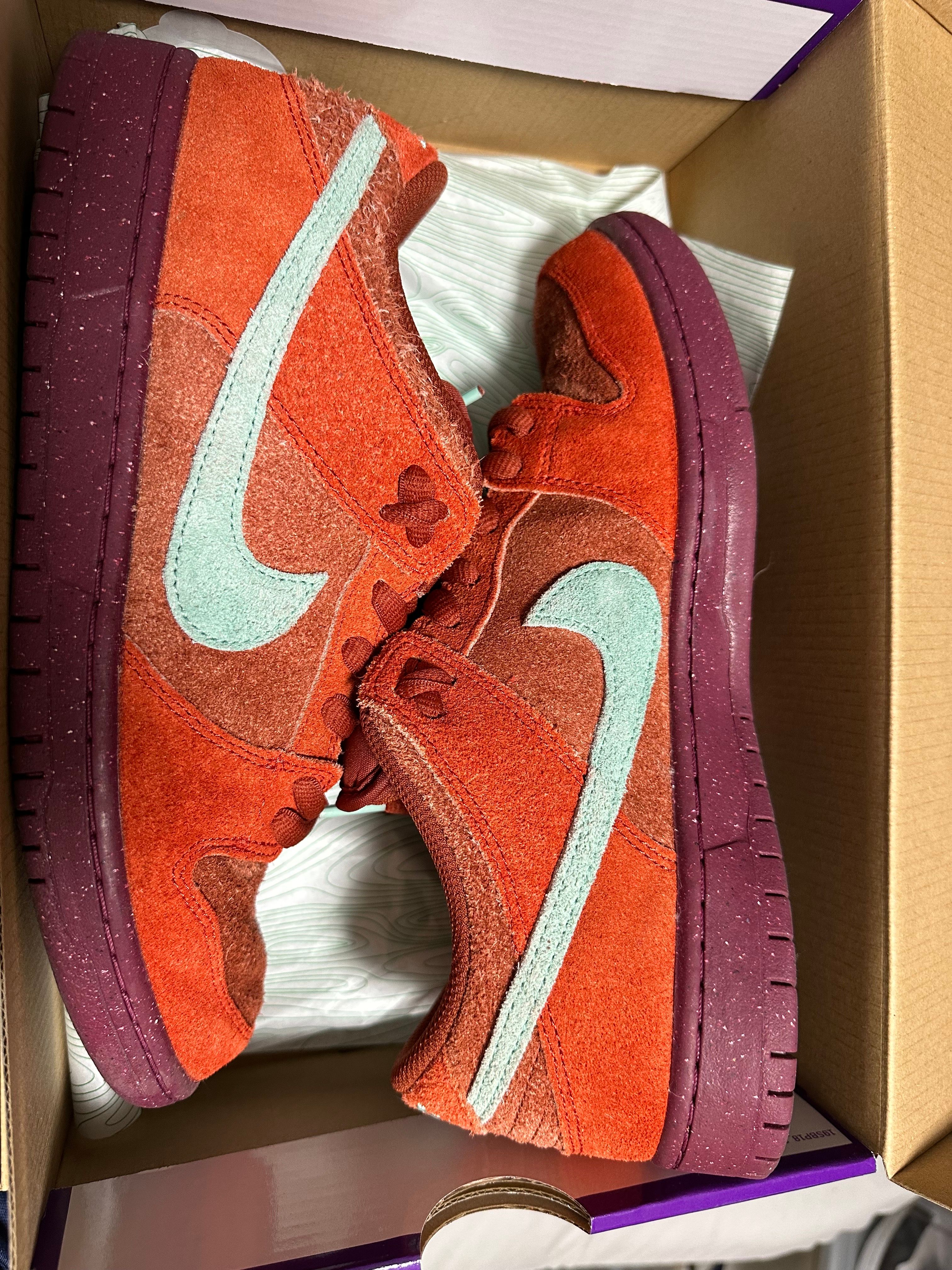 Nike SB Dunk Low Pro PRM "Mystic Red and Rosewood"