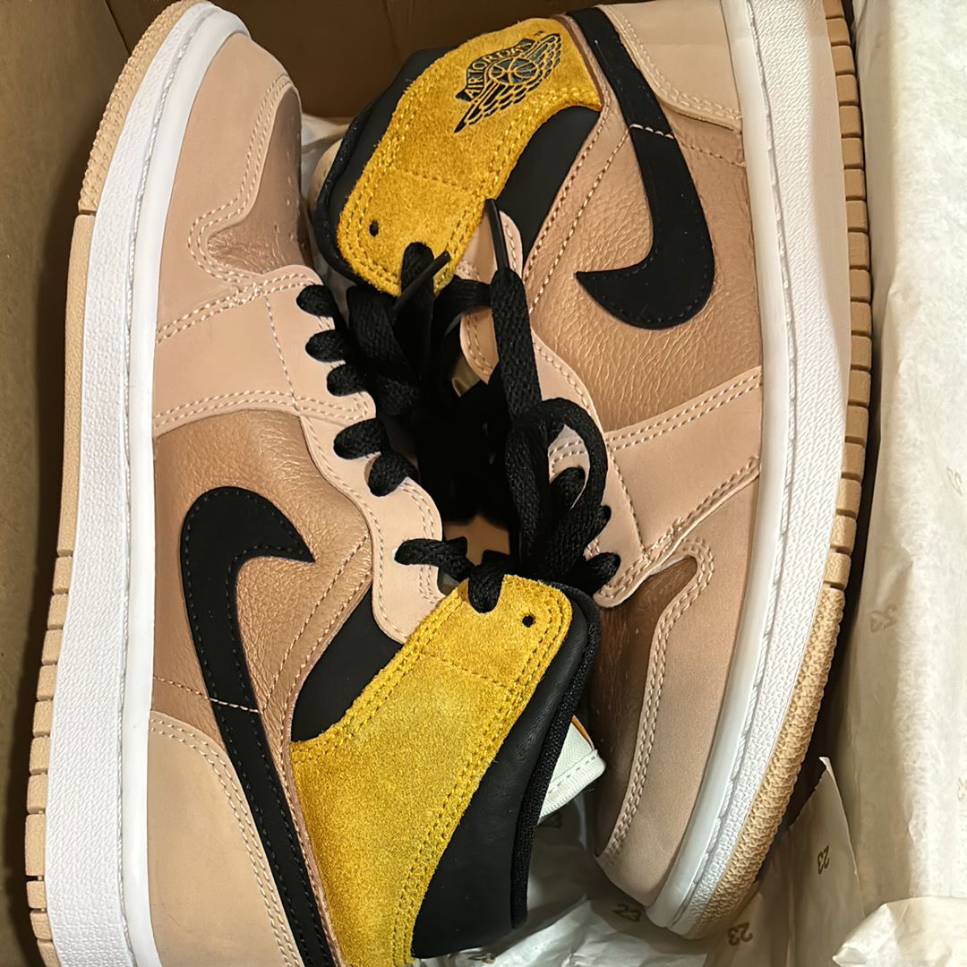 Nike Women's Air Jordan 1 Mid SE "Particle Beige"