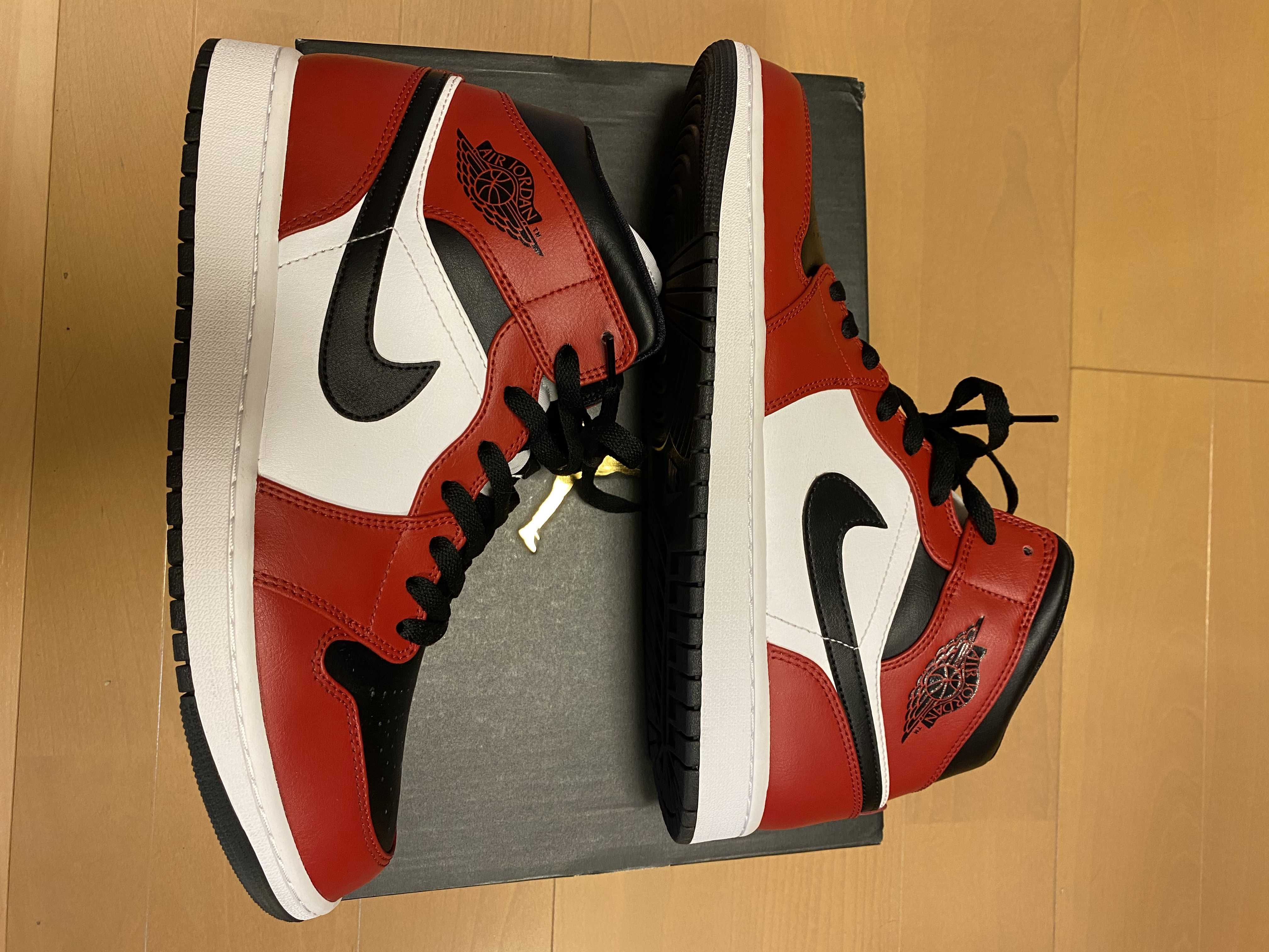 Nike Air Jordan 1 Mid "Chicago Black Toe"