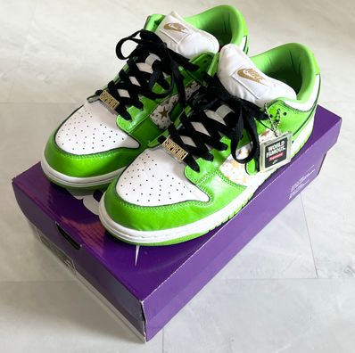 Supreme × Nike SB Dunk Low OG QS Gold Stars "White/Mean Green"