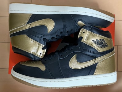 Nike Air Jordan 1 Retro High OG "Black and Gold"