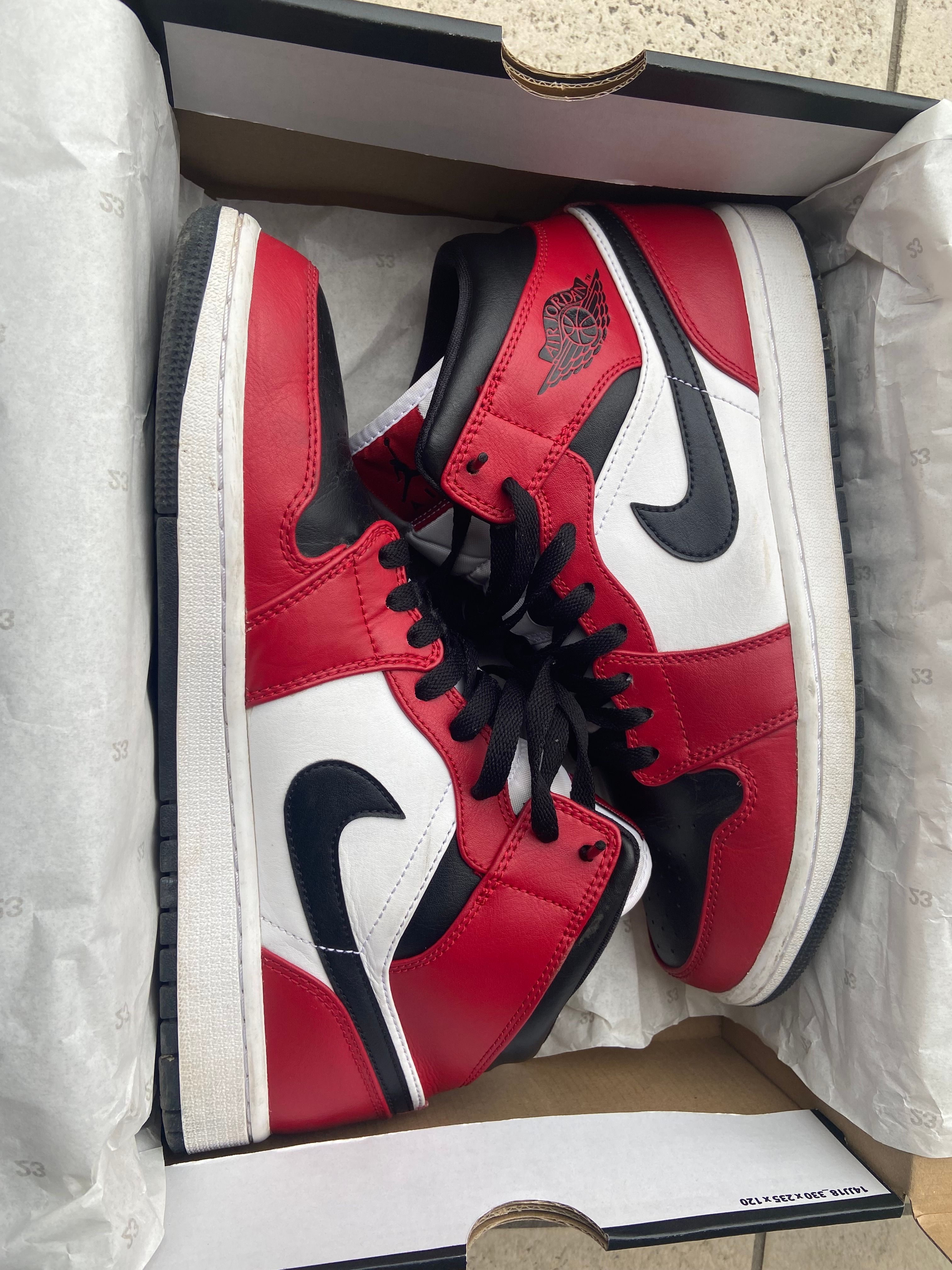 Nike Air Jordan 1 Mid "Chicago Black Toe"