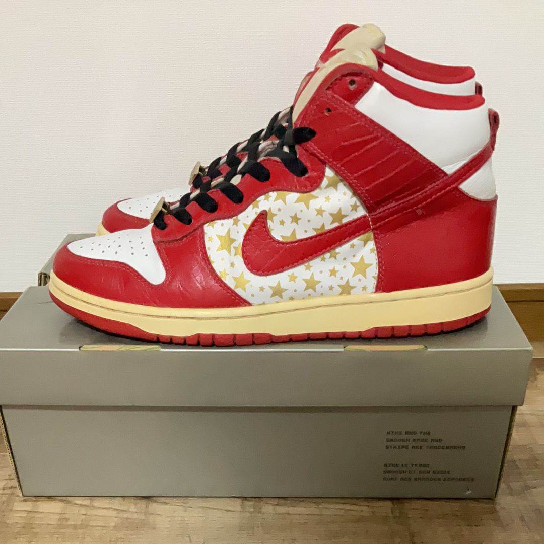 Supreme × Nike SB Dunk High "Red Stars"