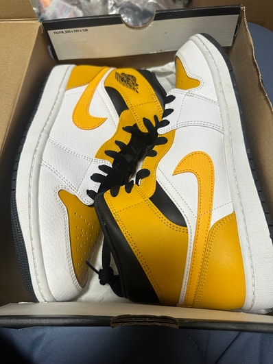 Nike Air Jordan 1 Mid "University Gold"