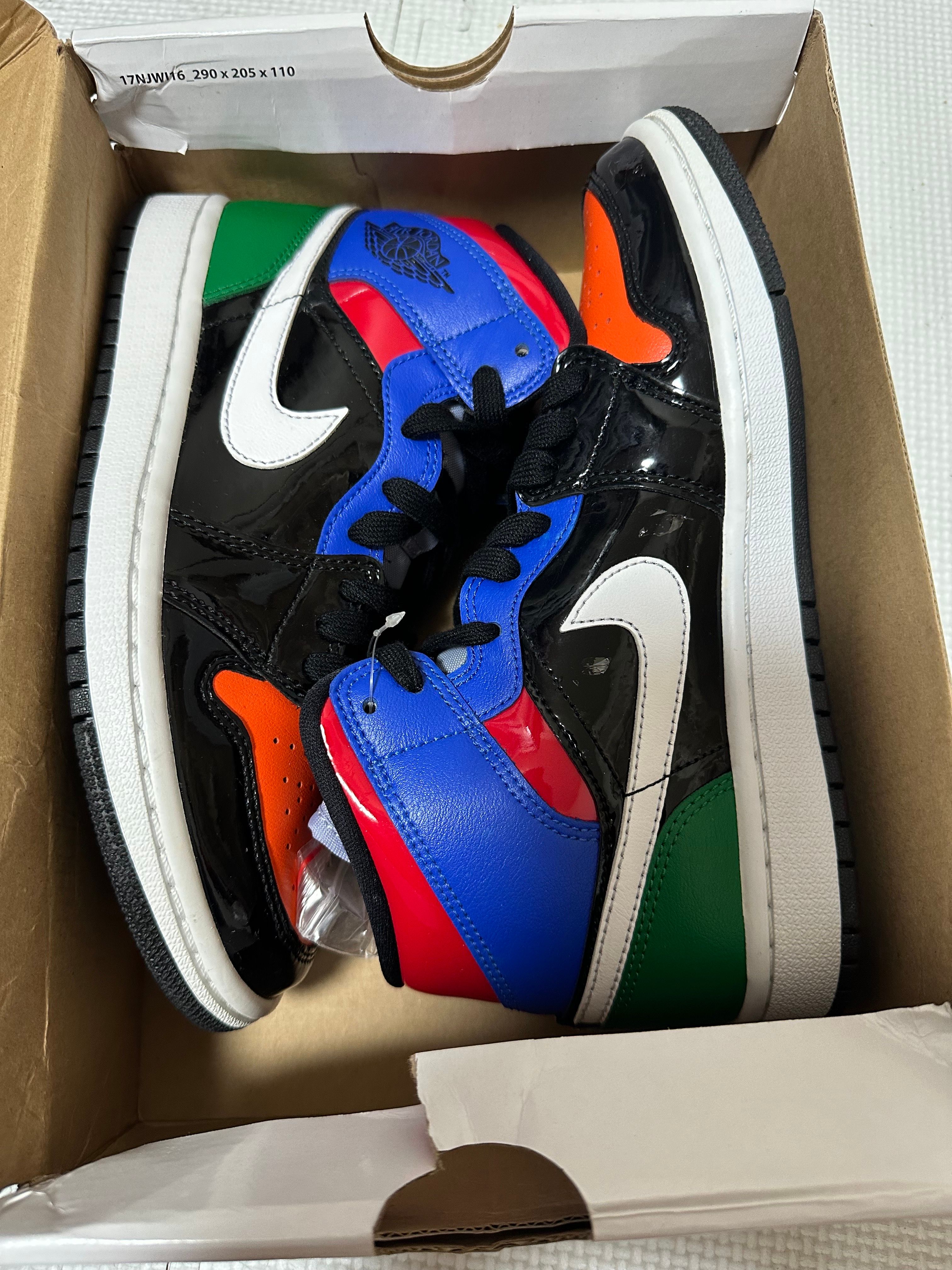 ナイキ ウィメンズ エアジョーダン 1 ミッド 