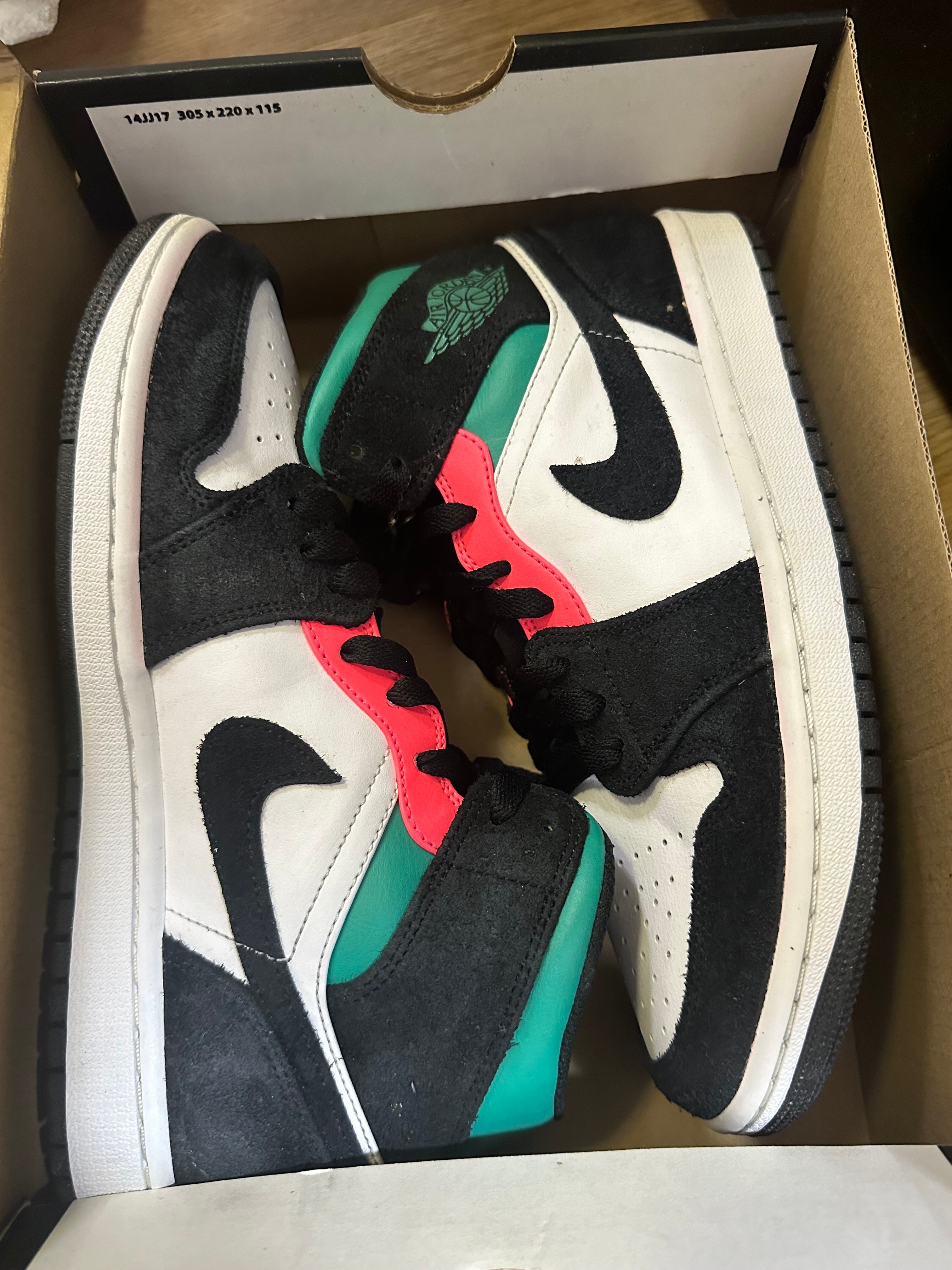 ナイキ エアジョーダン 1 ミッド SE "サウスビーチ"