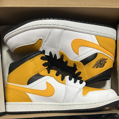 Nike Air Jordan 1 Mid "University Gold"
