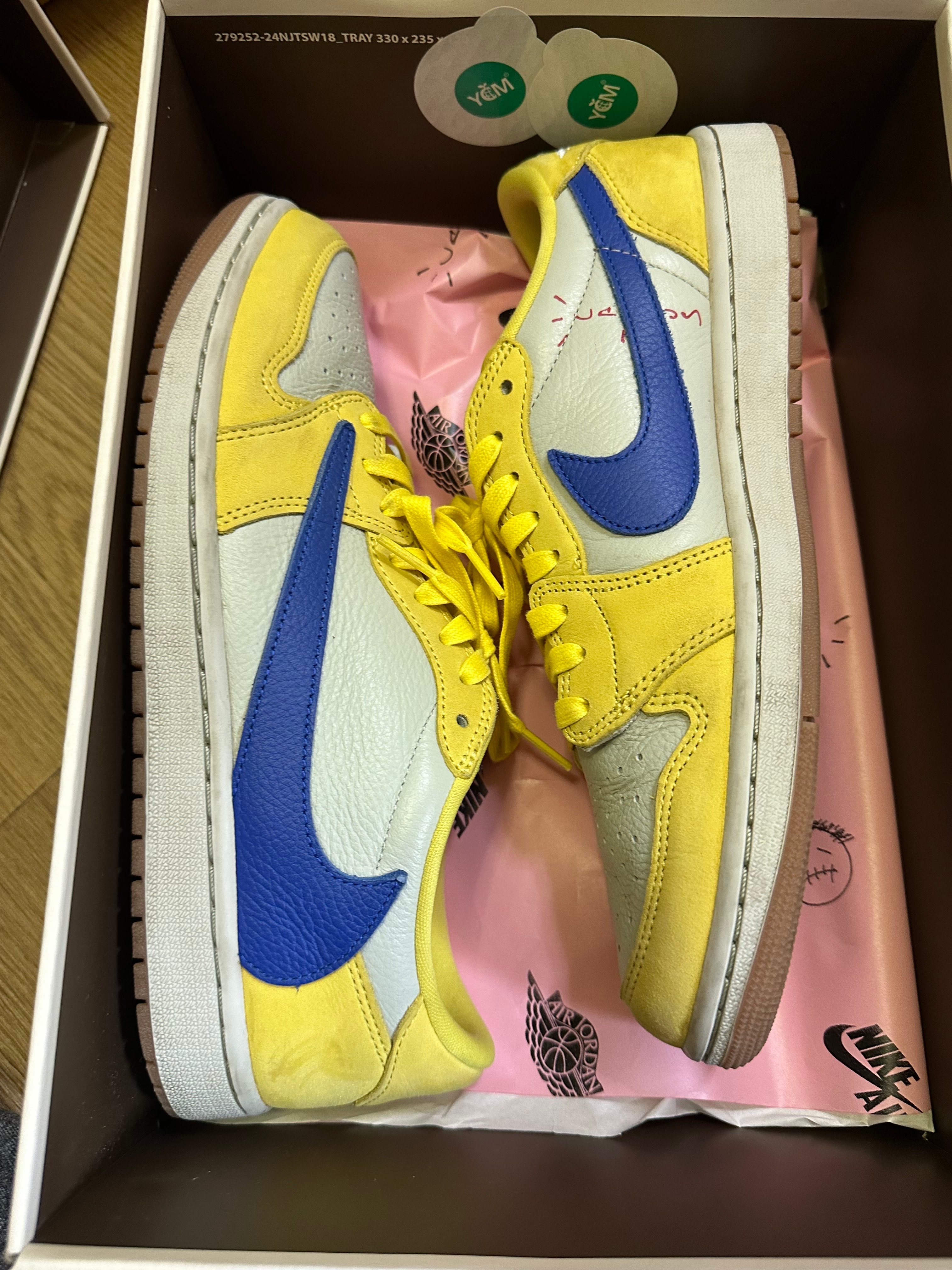 トラヴィススコット × ナイキ ウィメンズ エアジョーダン1 レトロ ロー OG "カナリー"