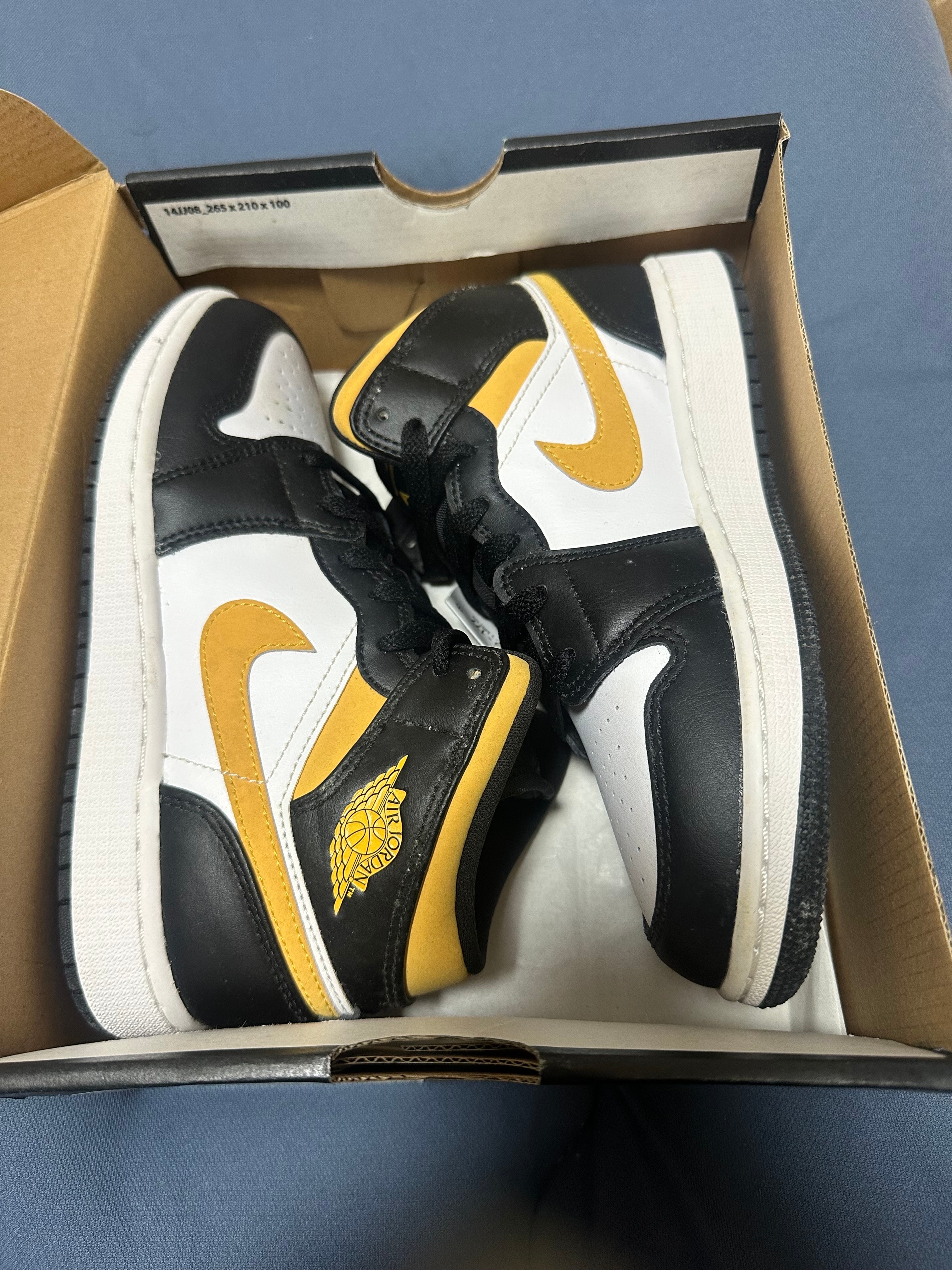 Nike GS Air Jordan 1 Mid "University Gold"