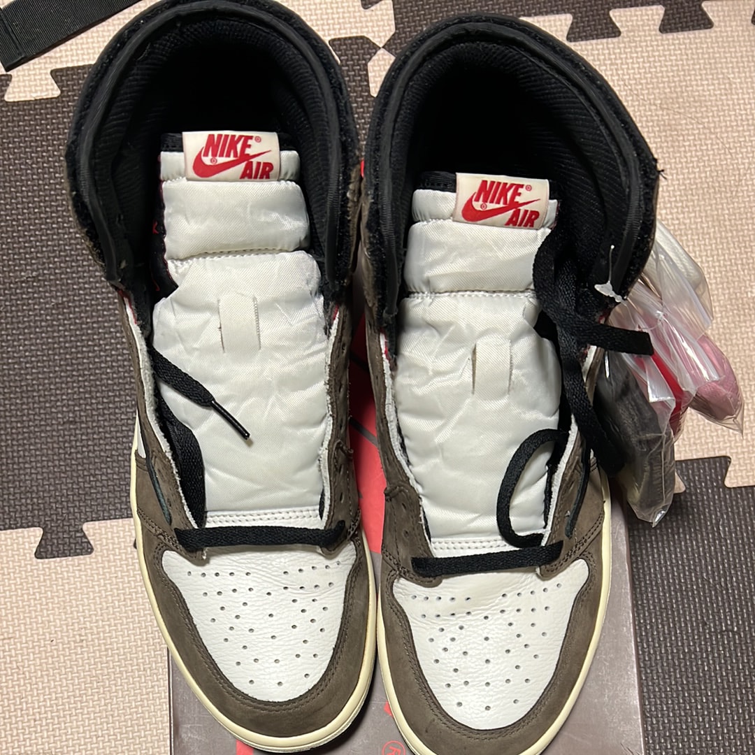 トラヴィススコット × ナイキ エアジョーダン1 レトロ ハイ OG TS SP "セイル/ダークモカ"