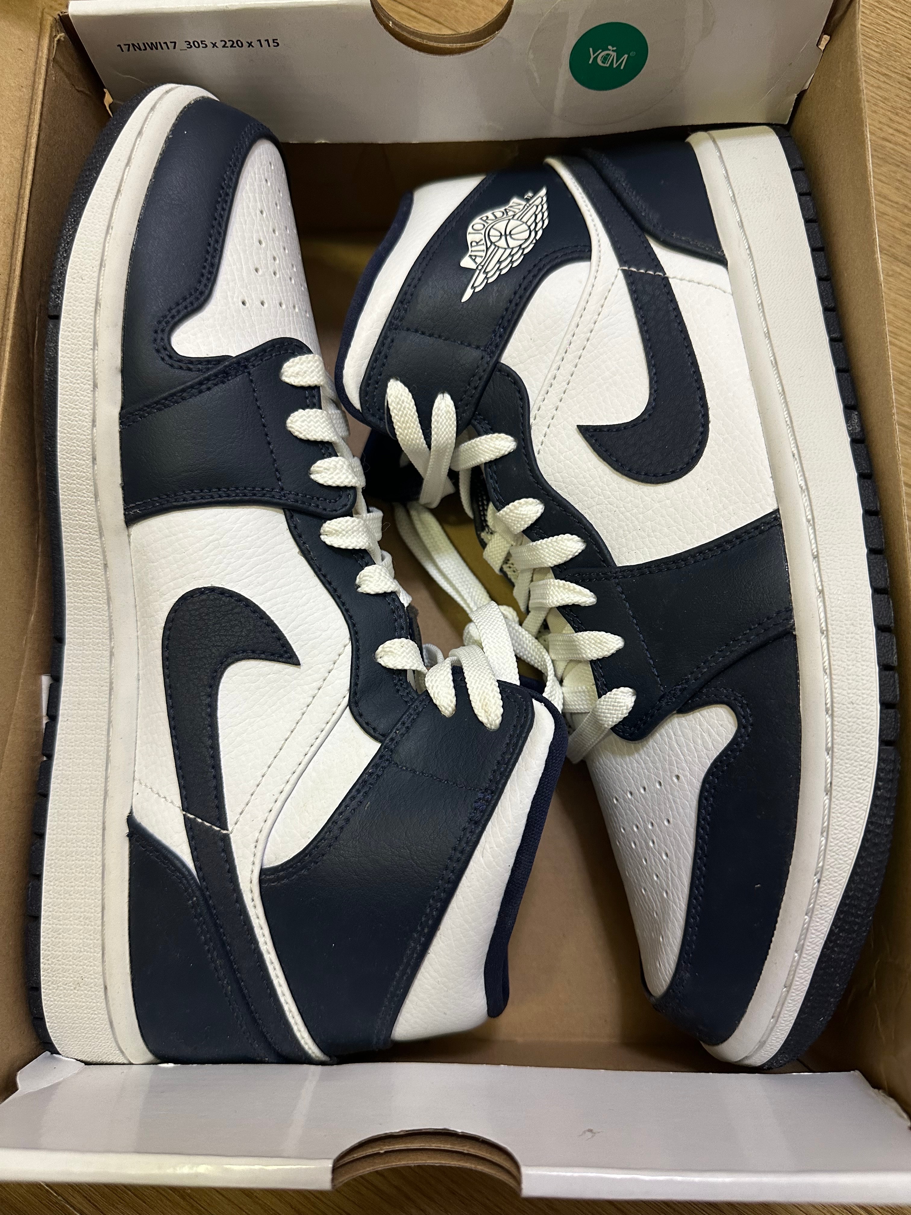 ナイキ エアジョーダン1 ミッド "ホワイトメタリックゴールドオブシディアン"