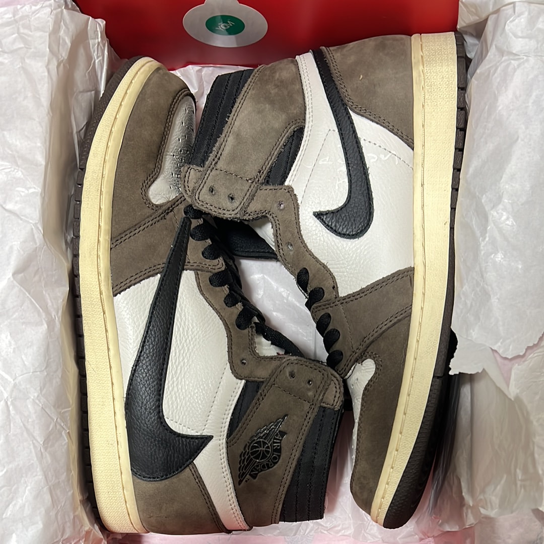 トラヴィススコット × ナイキ エアジョーダン1 レトロ ハイ OG TS SP "セイル/ダークモカ"