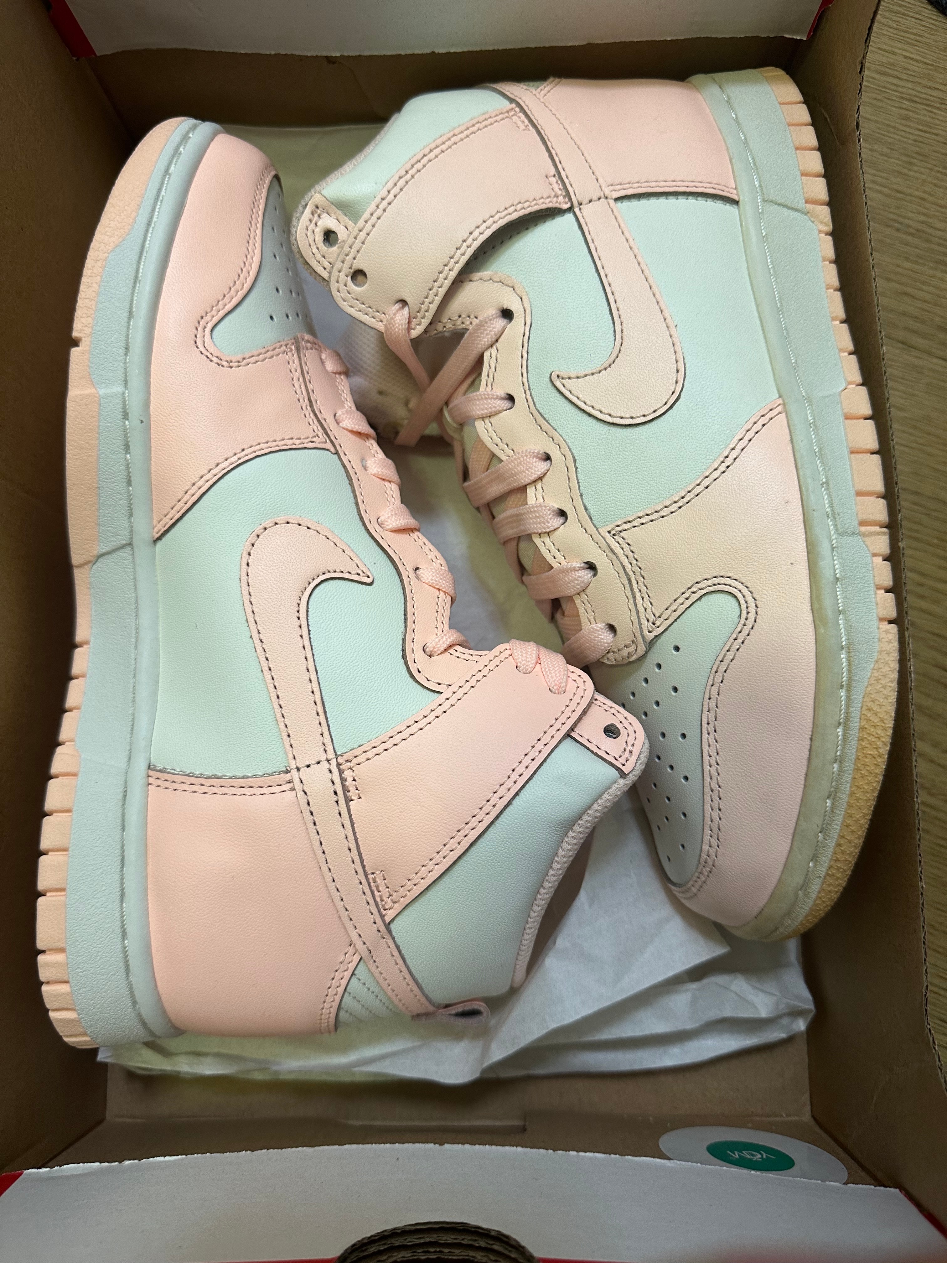 ナイキ ウィメンズ ダンク ハイ "クリムゾンティント"