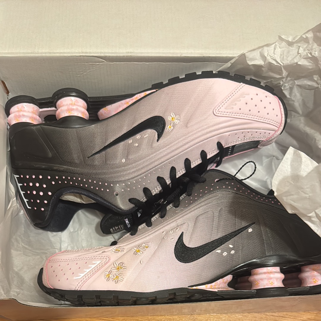 ナイキ ウィメンズ ショックス R4 "サクラ"