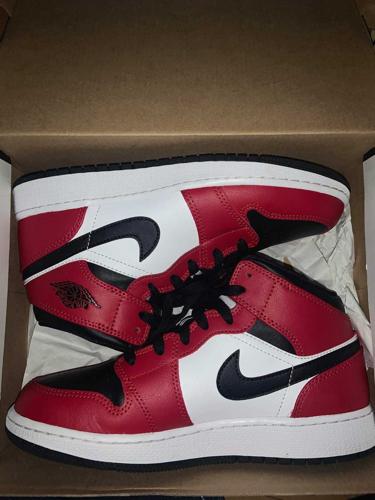 Nike Air Jordan 1 Mid "Chicago Black Toe"