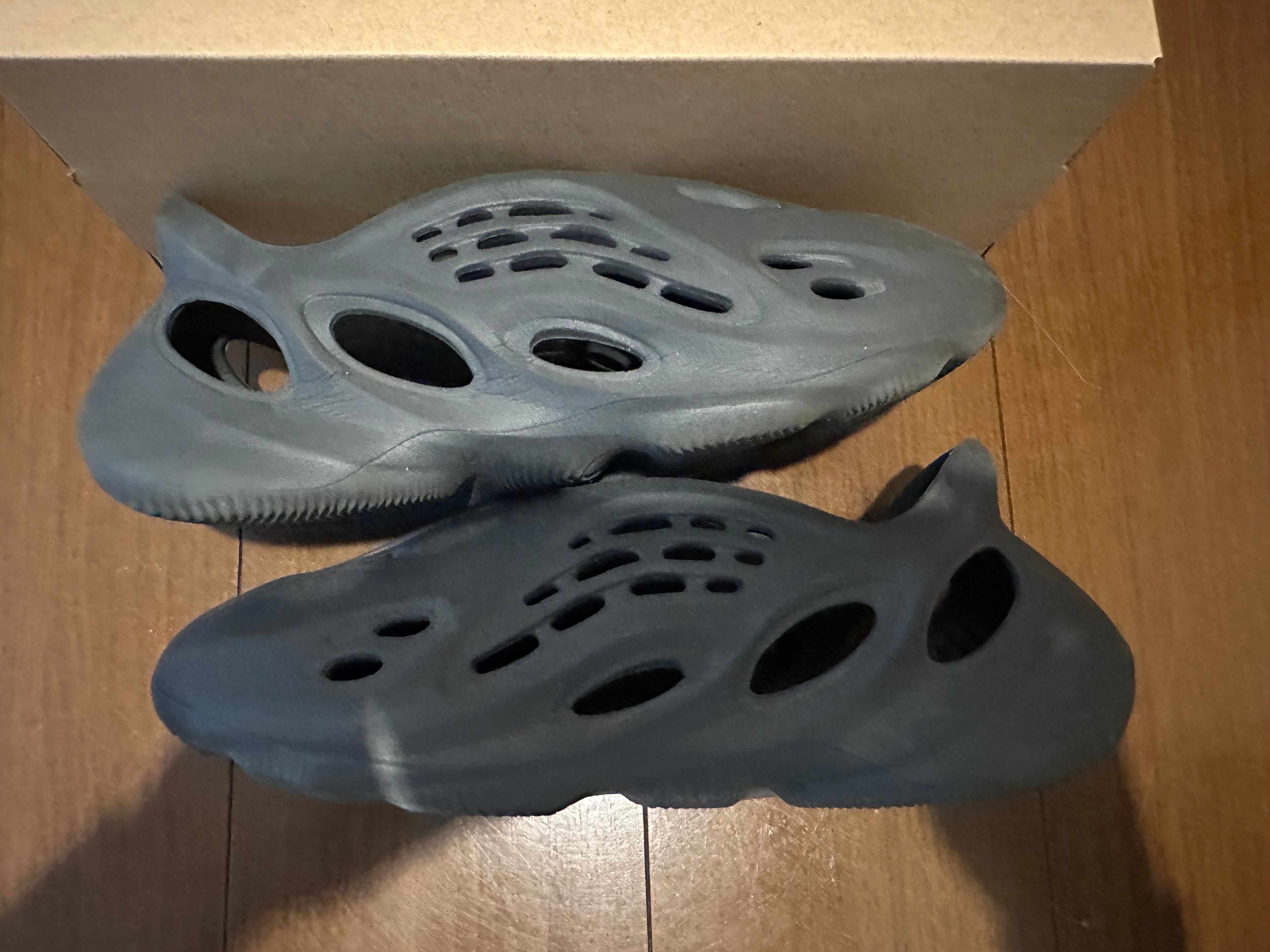 adidas YEEZY Foam Runner "Carbon"