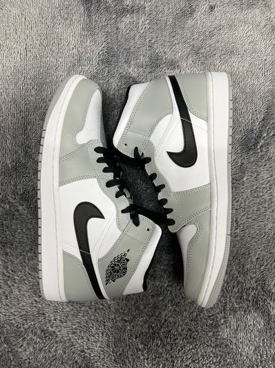 Nike Air Jordan 1 Mid "Light Smoke Grey/White/Black"