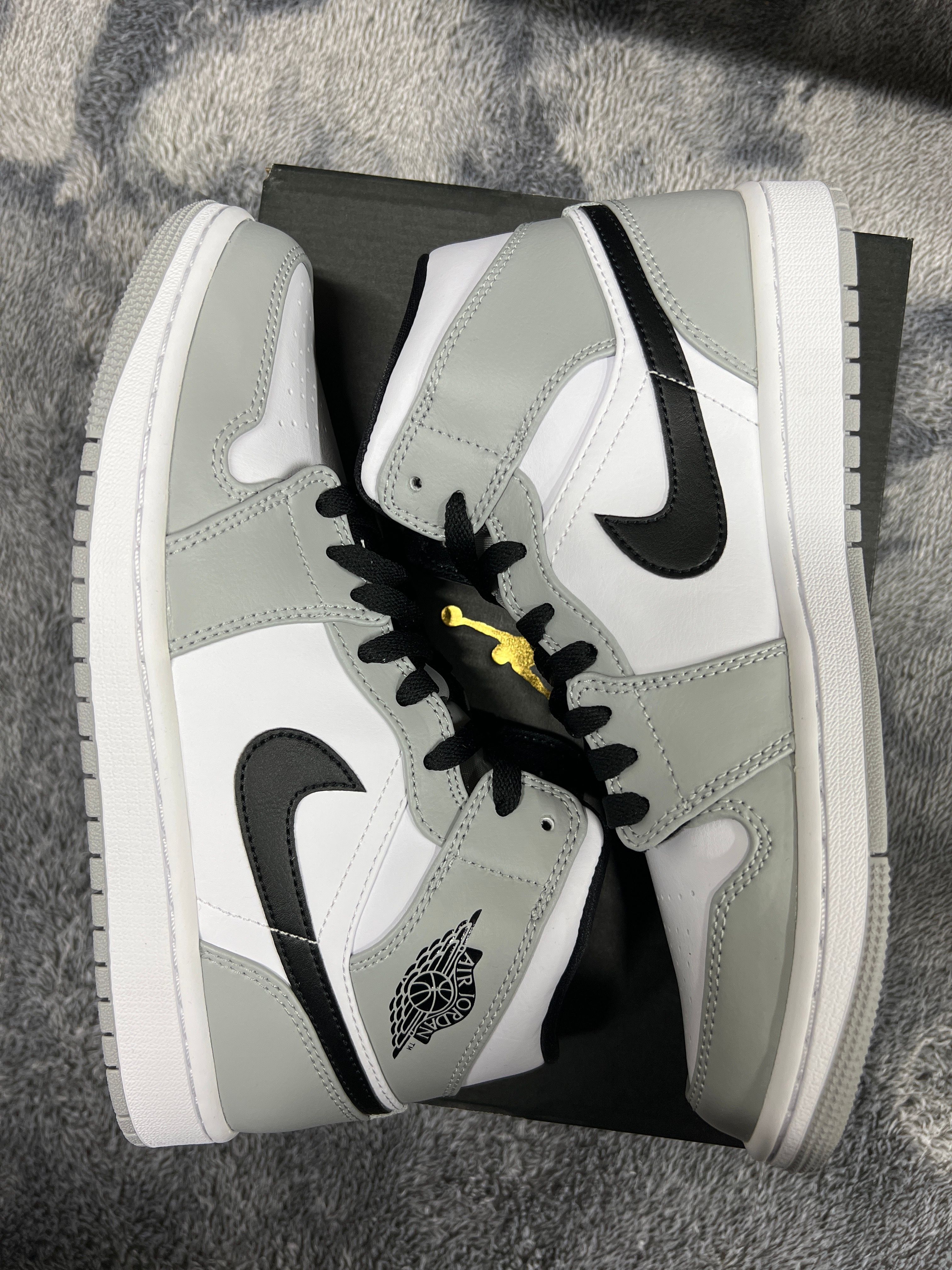 Nike Air Jordan 1 Mid "Light Smoke Grey/White/Black"