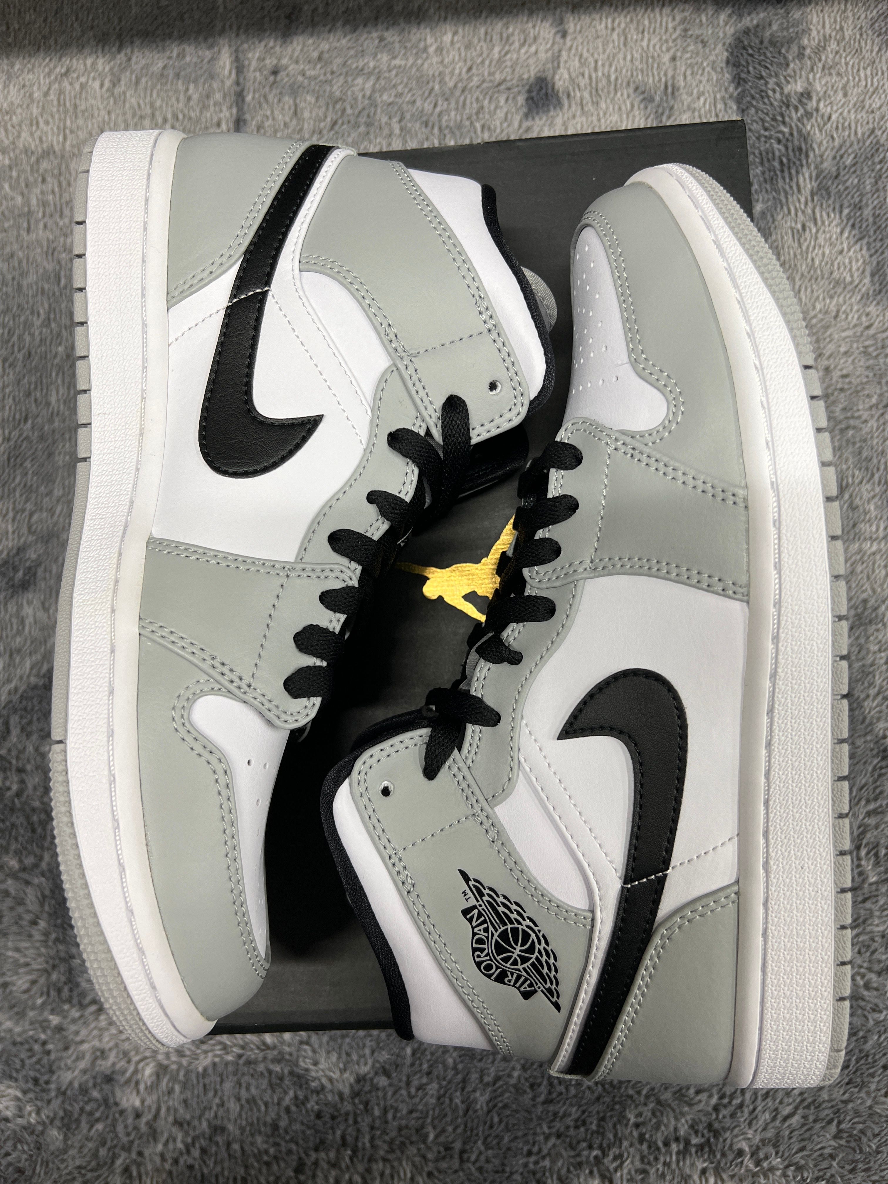 Nike Air Jordan 1 Mid "Light Smoke Grey/White/Black"