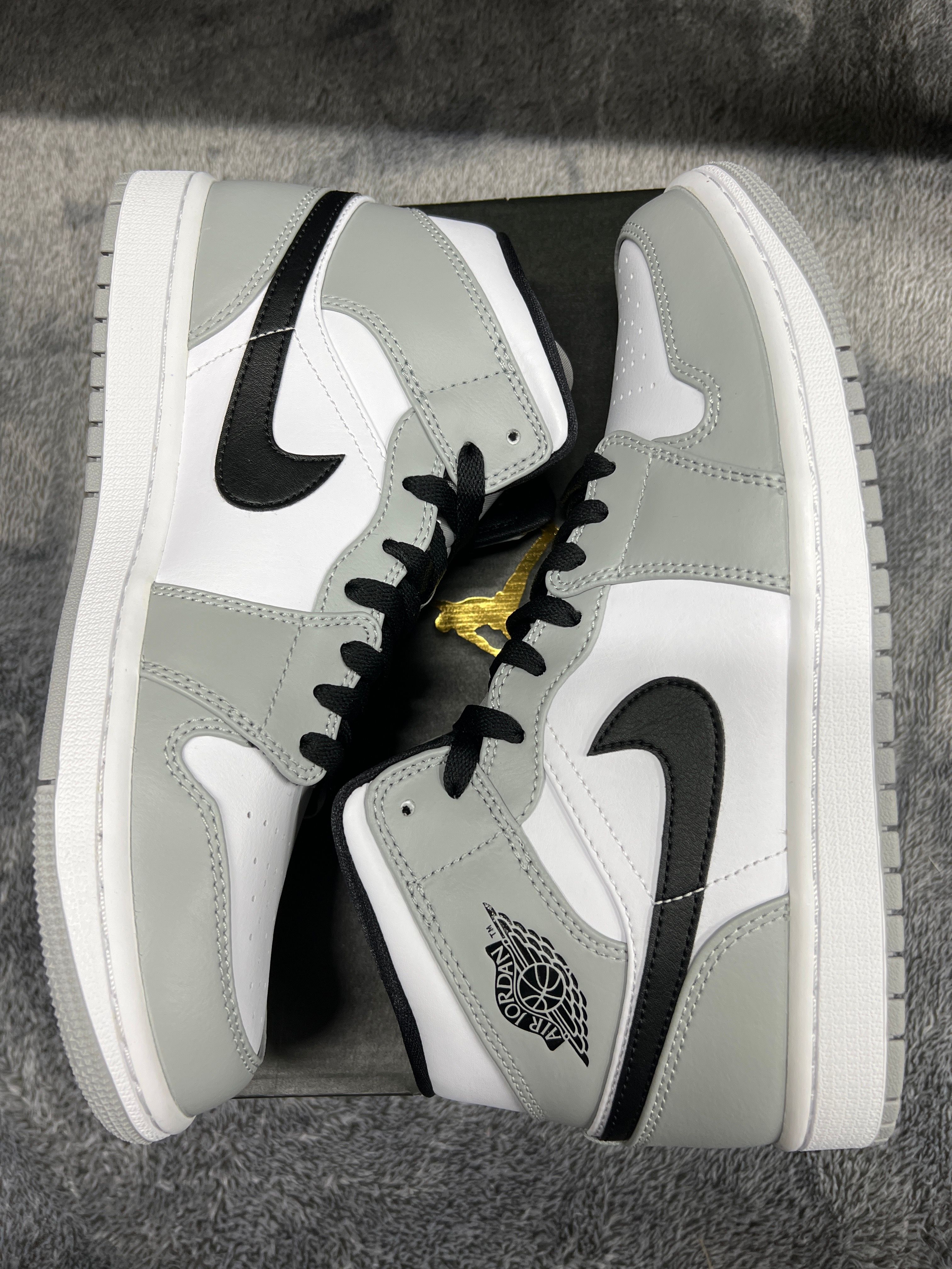 Nike Air Jordan 1 Mid "Light Smoke Grey/White/Black"