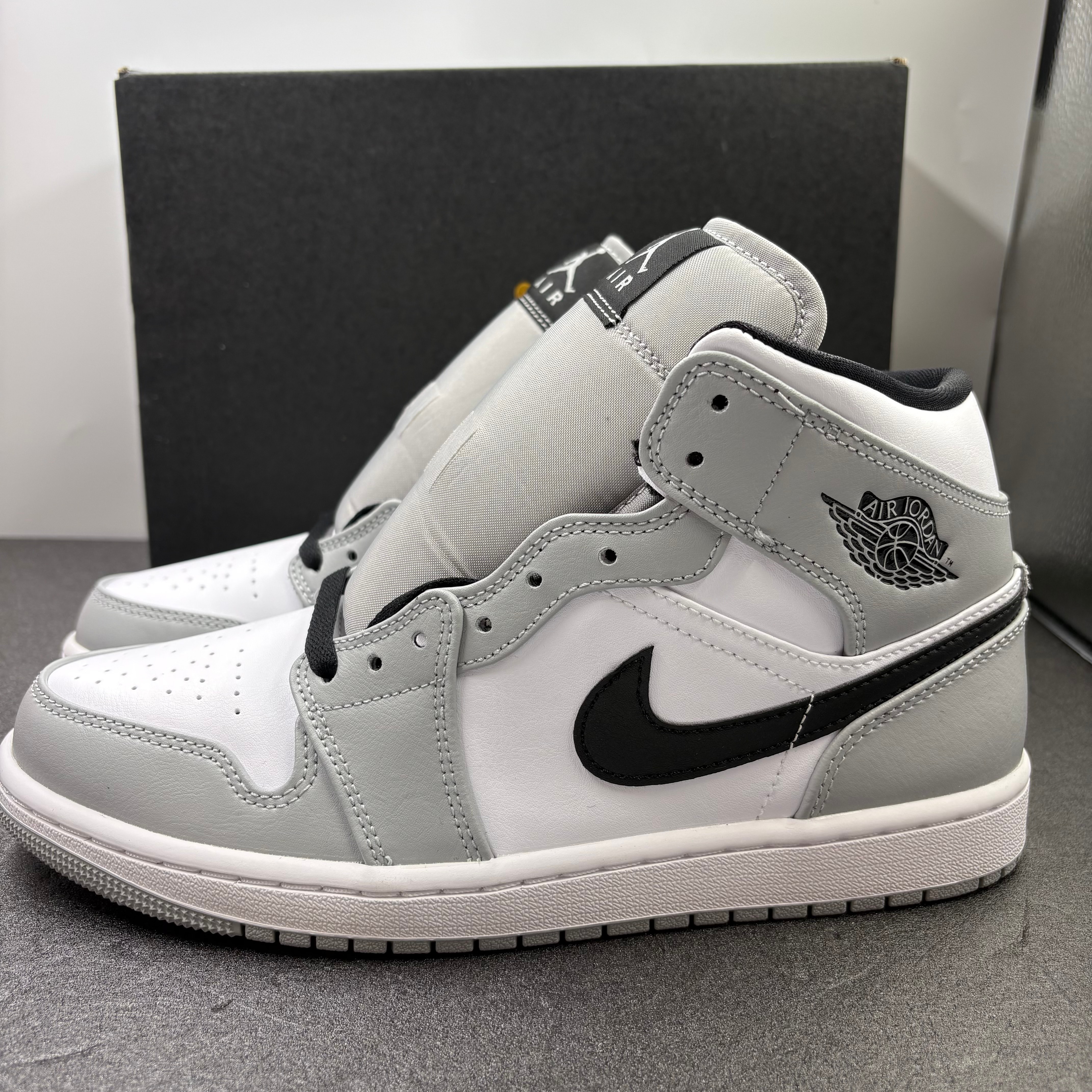 Nike Air Jordan 1 Mid "Light Smoke Grey/White/Black"