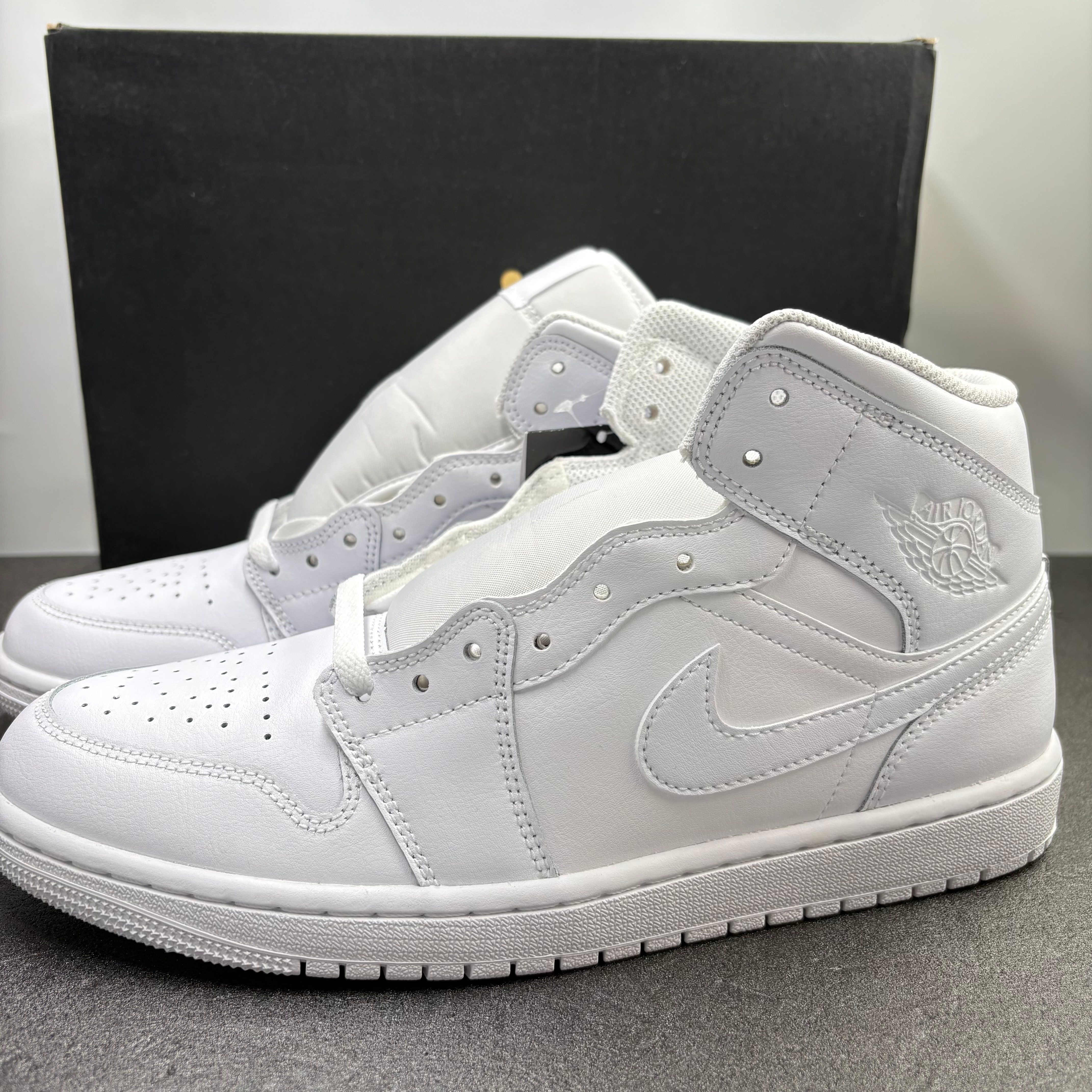 Nike Air Jordan 1 Mid "Triple White"