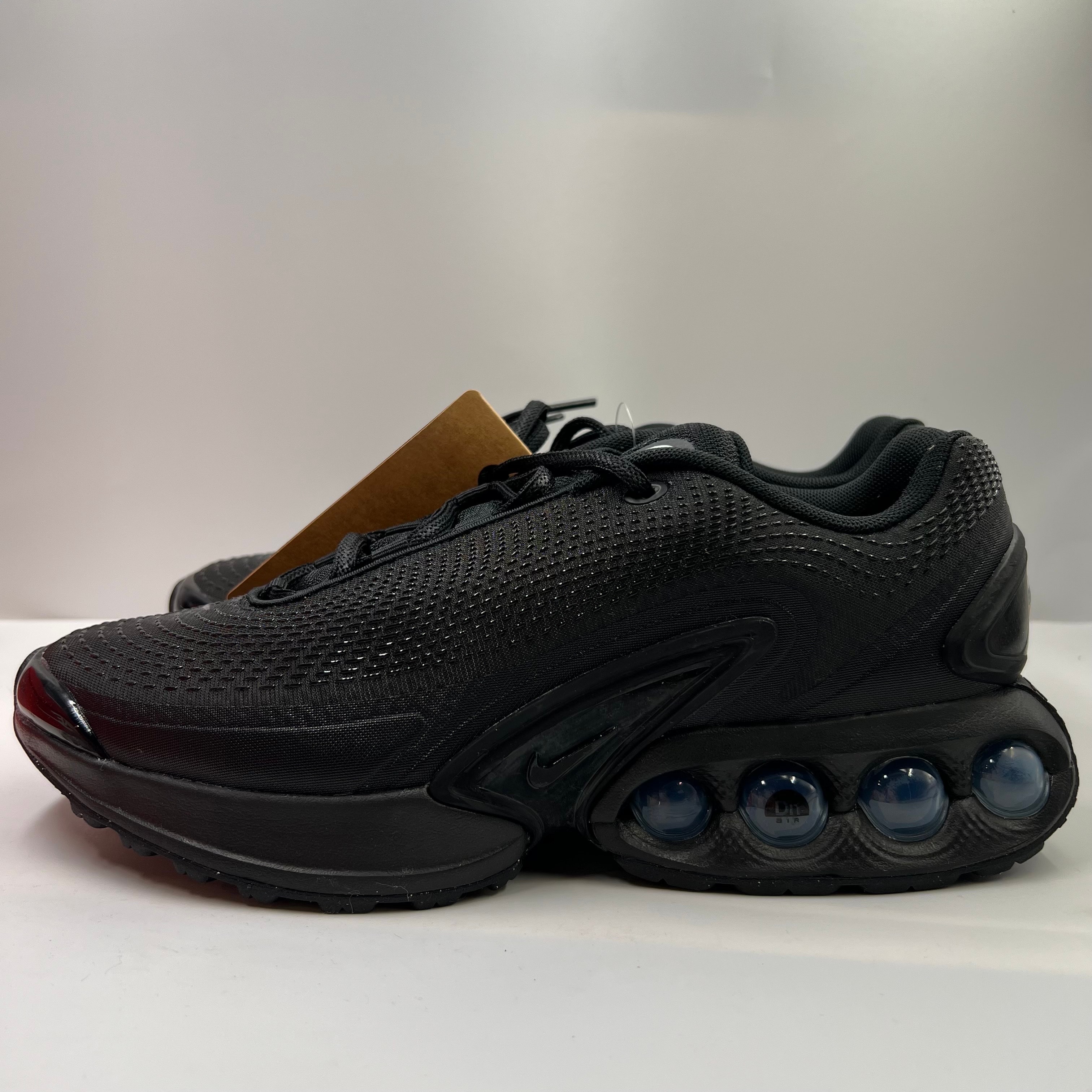 ナイキ エアマックスDN "ブラック/メタリックダークグレー"