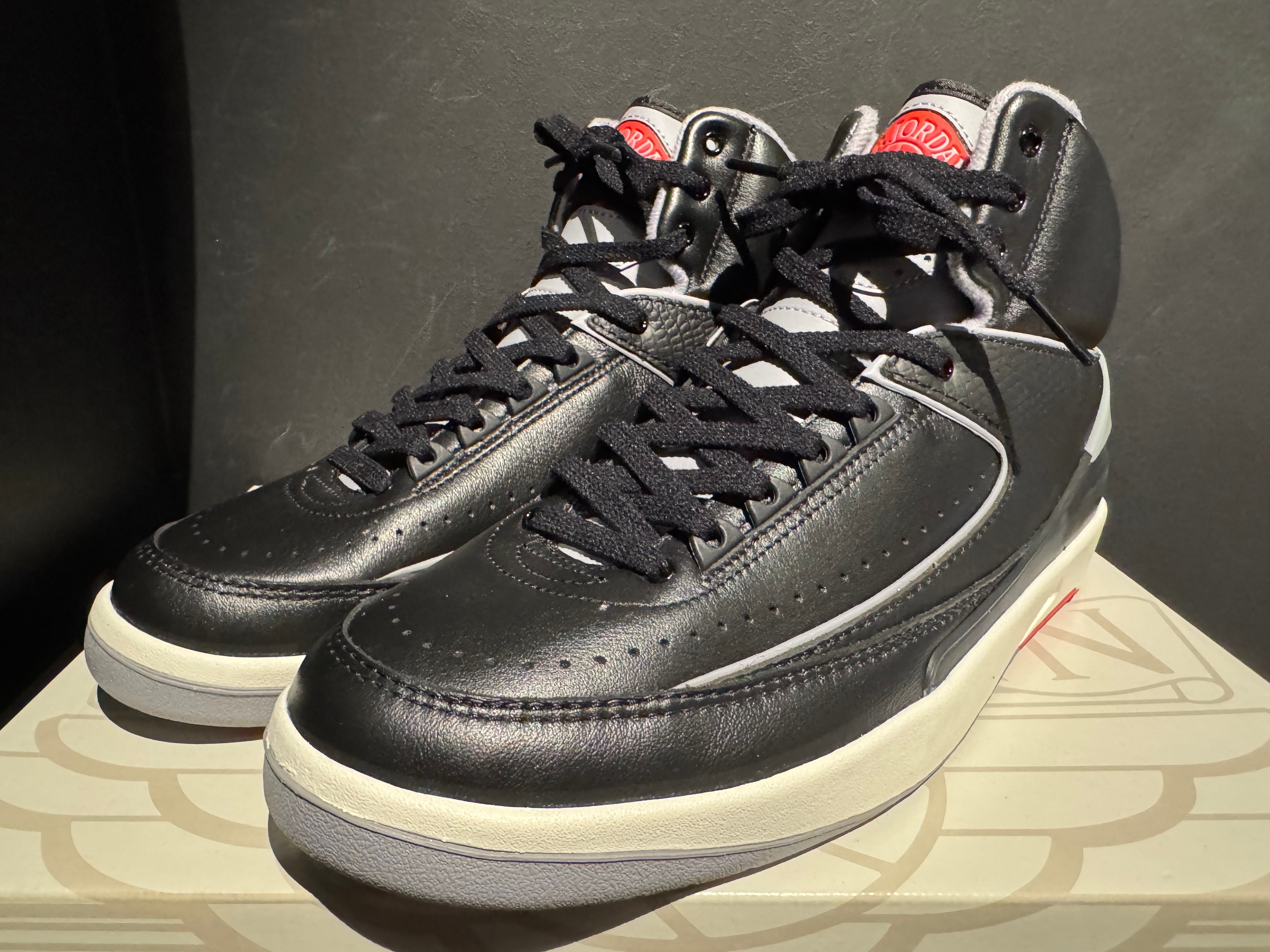 ナイキ エアジョーダン2 レトロ "ブラック セメント"