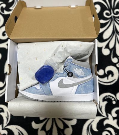 Nike Air Jordan 1 High OG "Hyper Royal"