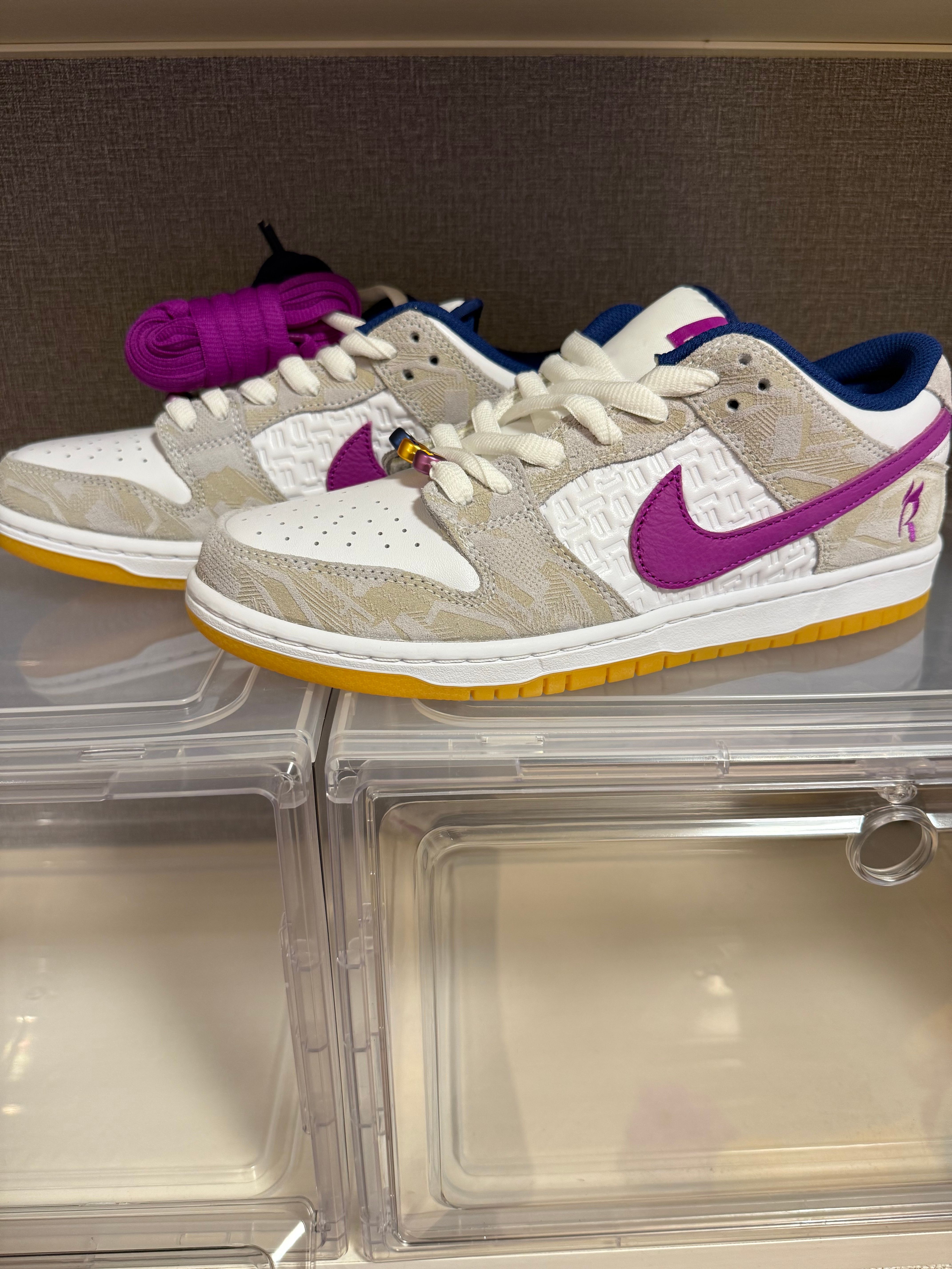 ライッサ・レアウ × ナイキ SB ダンク ロー PRM "ピュアプラチナム アンド ヴィヴィッドパープル"