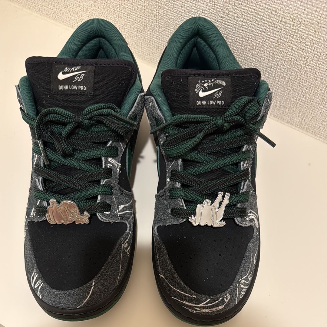 There Skateboards × Nike SB Dunk Low Pro "Anthracite and Gorge Green"