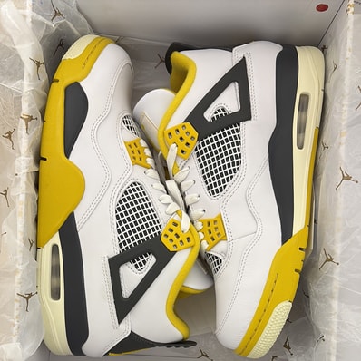 Nike Women's Air Jordan 4 Retro "Vivid Sulfur"